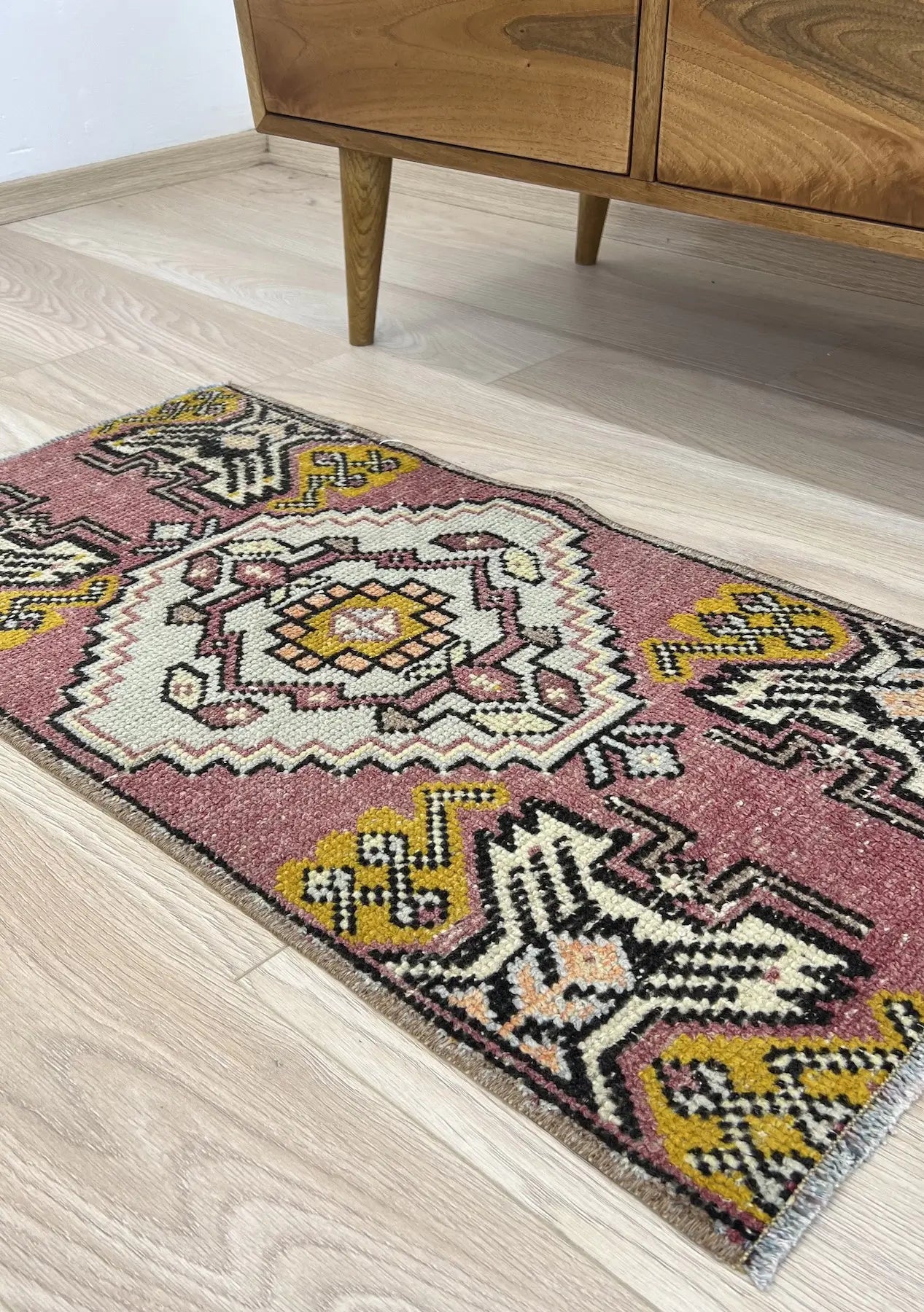 Allaryce - Vintage Mini Pink Area Rug - kudenrugs