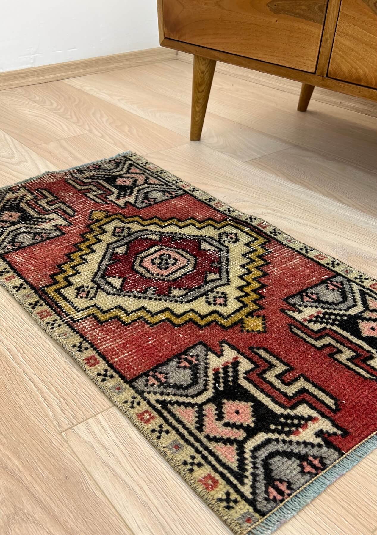 Anabella - Vintage Mini Red Area Rug - kudenrugs