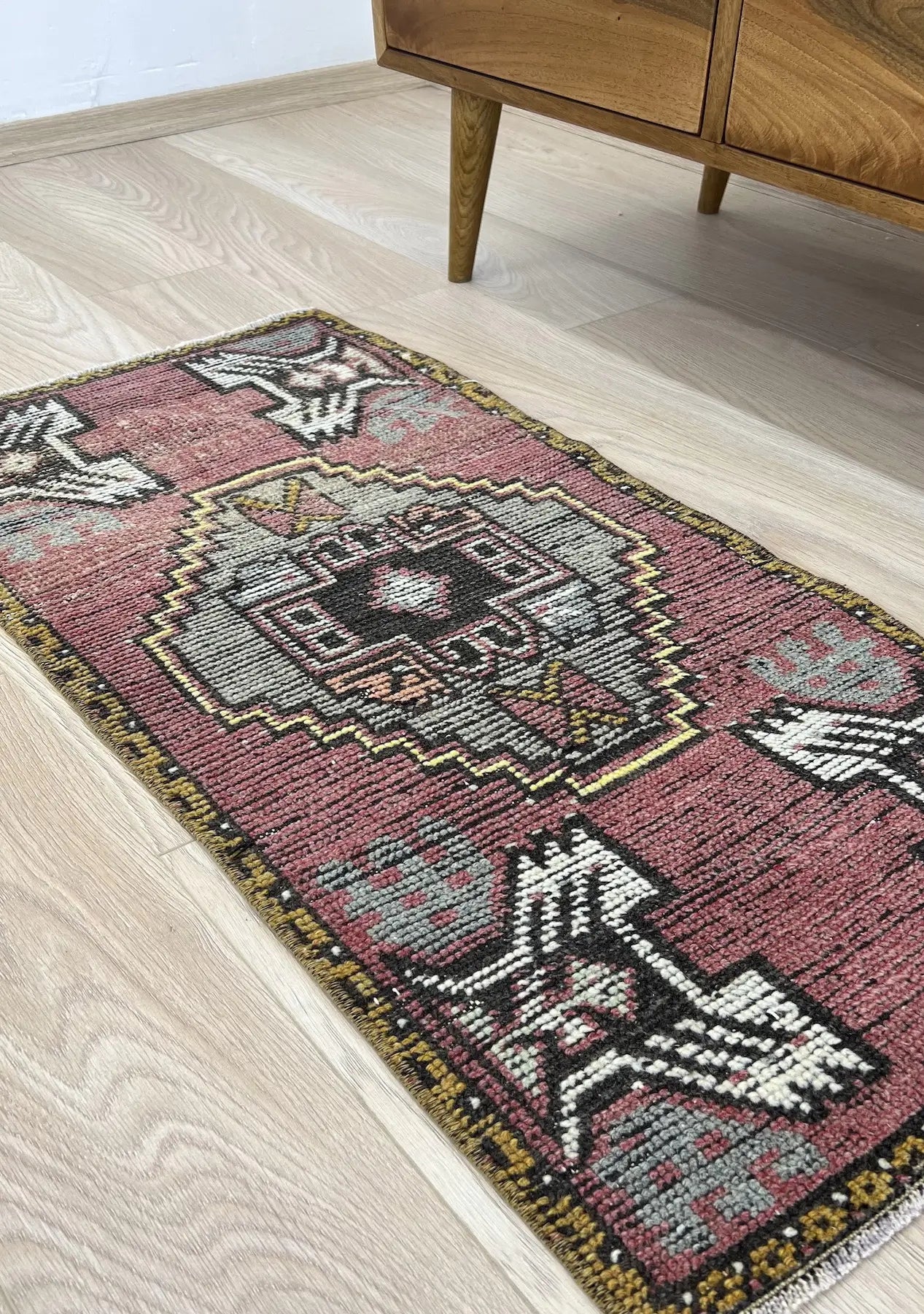 Annmarie - Vintage Mini Pink Area Rug - kudenrugs