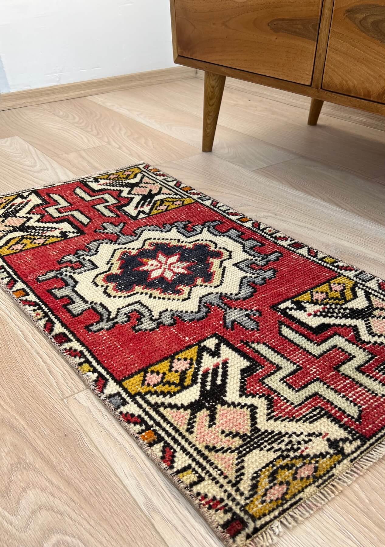 Aoura - Vintage Mini Red Area Rug - kudenrugs