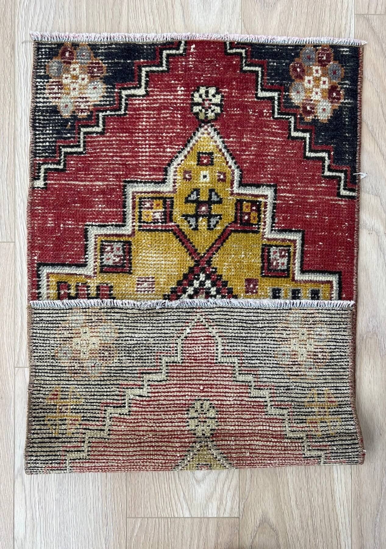 Averie - Vintage Mini Red Area Rug - kudenrugs