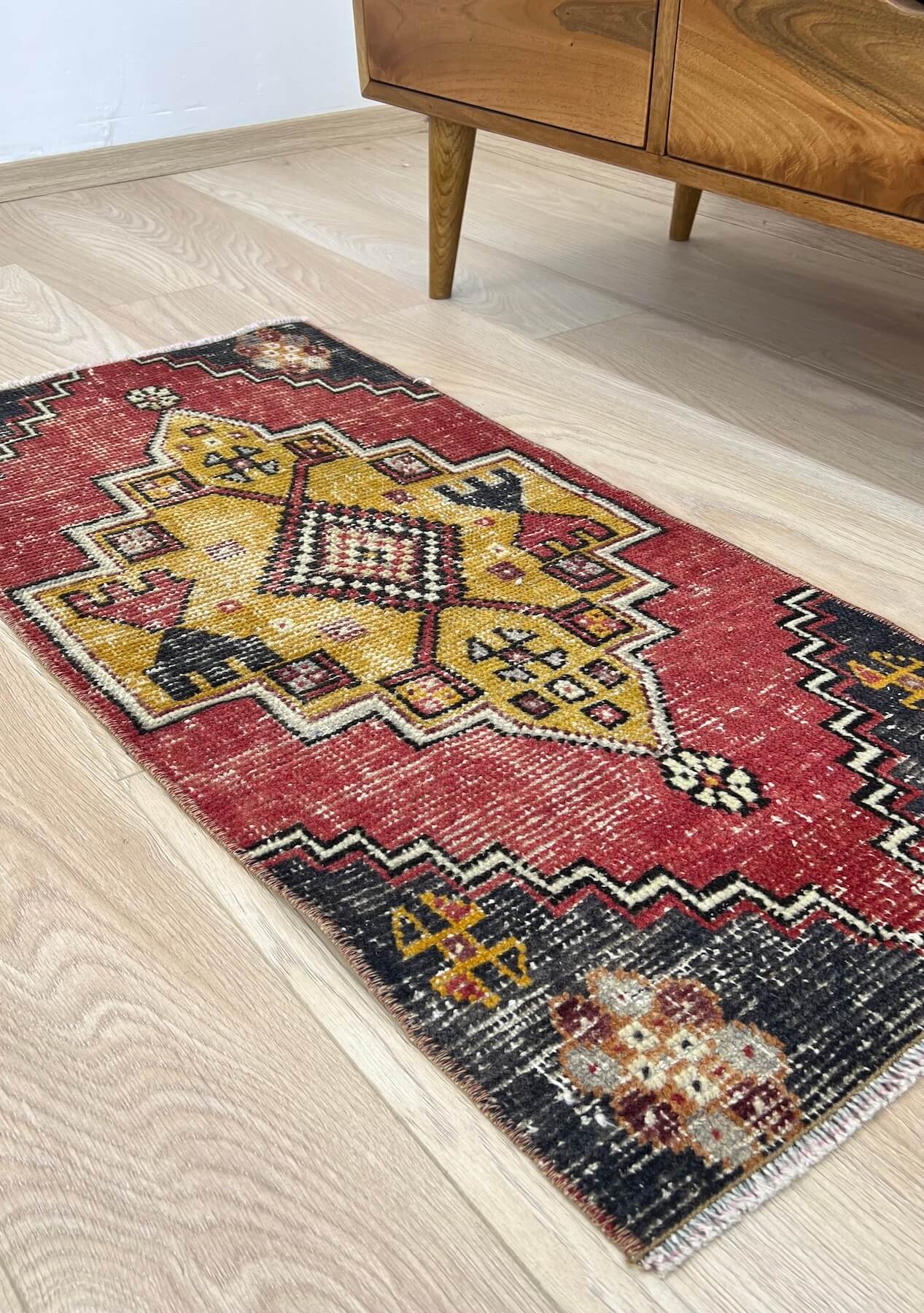 Averie - Vintage Mini Red Area Rug - kudenrugs