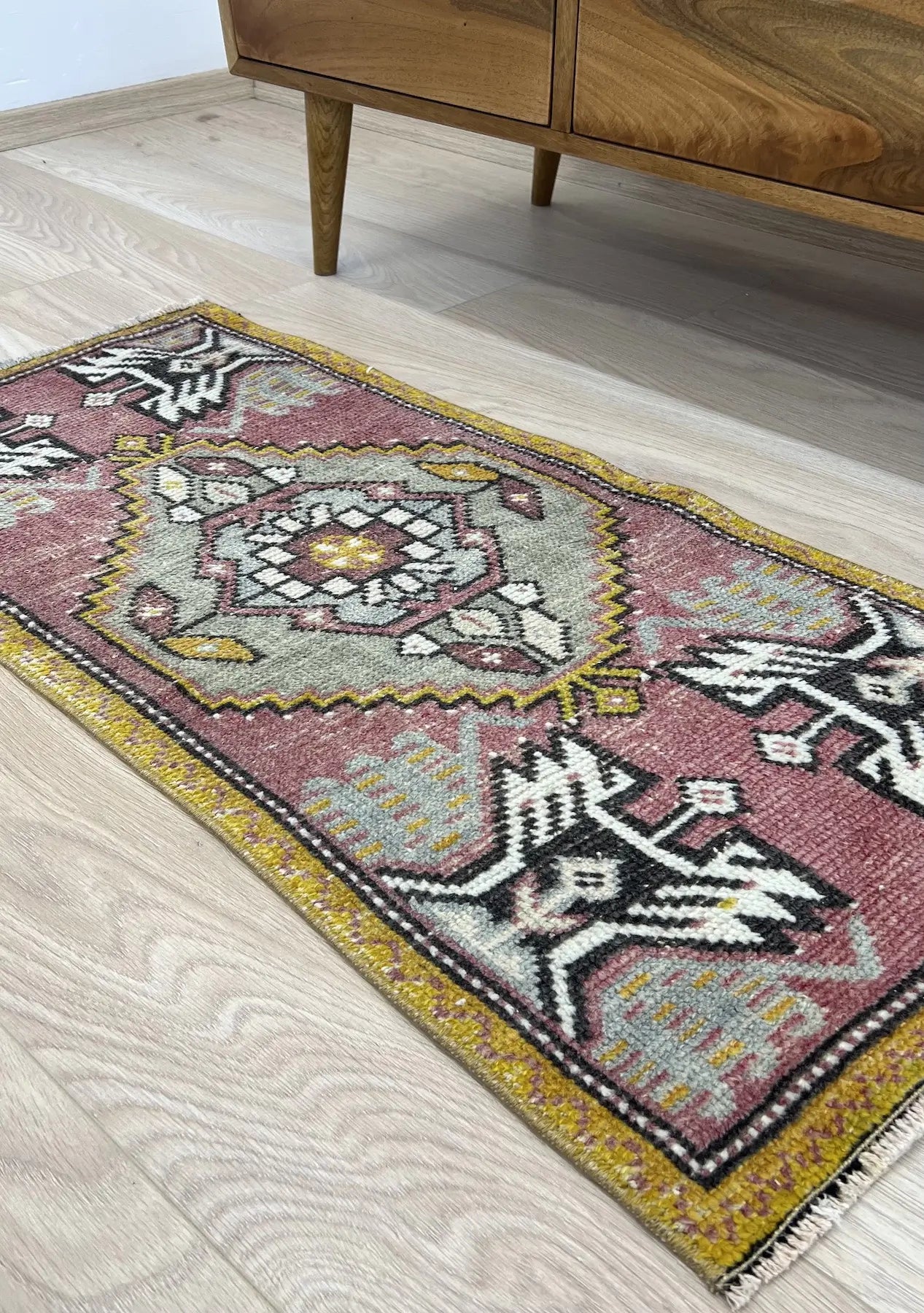 Aziza - Vintage Mini Pink Area Rug - kudenrugs