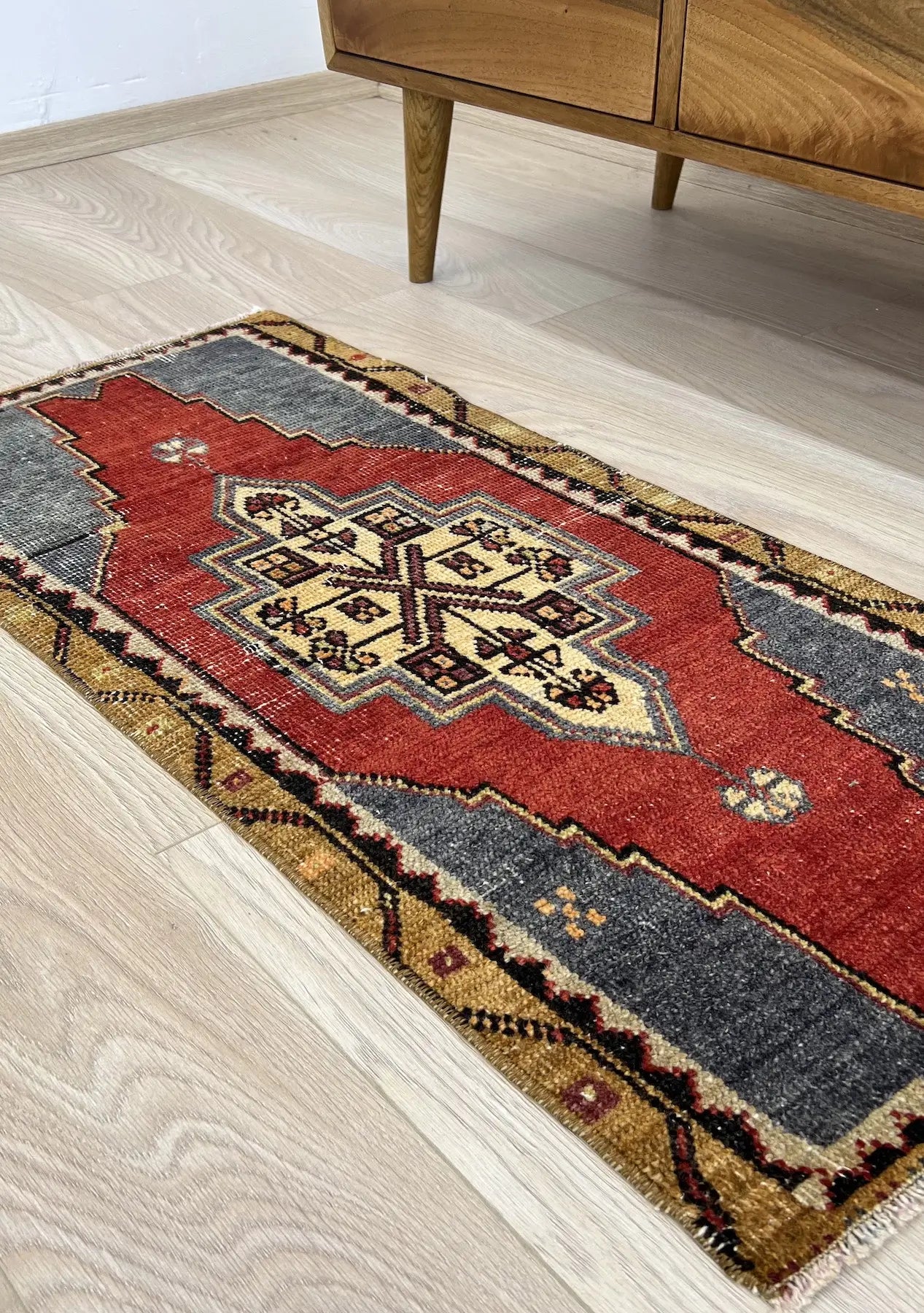 Cataleen - Vintage Mini Red Area Rug - kudenrugs