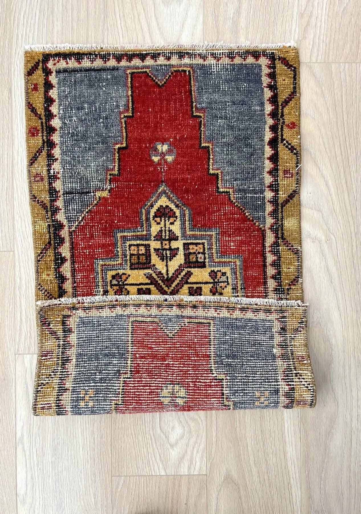 Cataleen - Vintage Mini Red Area Rug - kudenrugs