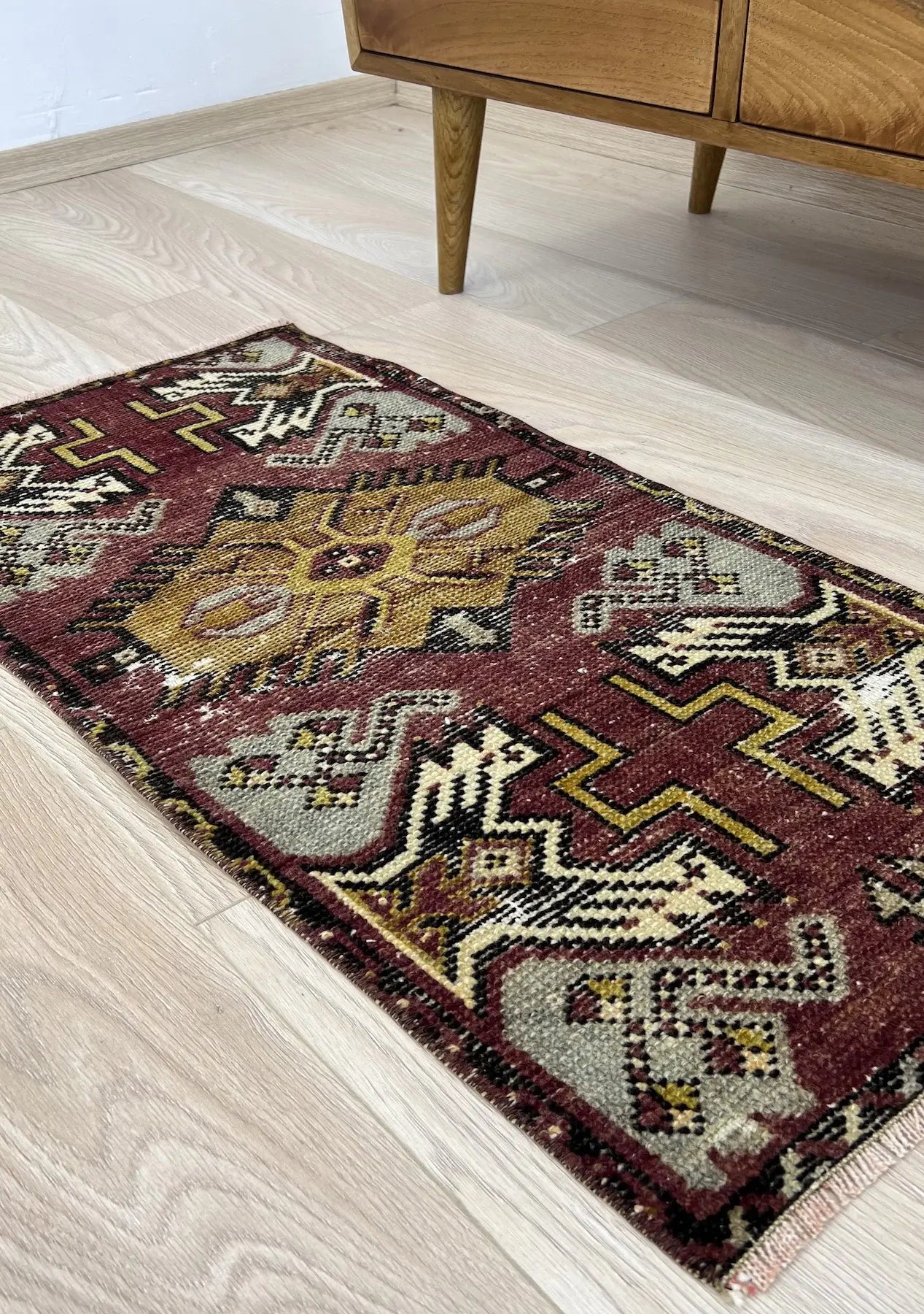 Ceridwyn - Vintage Mini Red Area Rug - kudenrugs