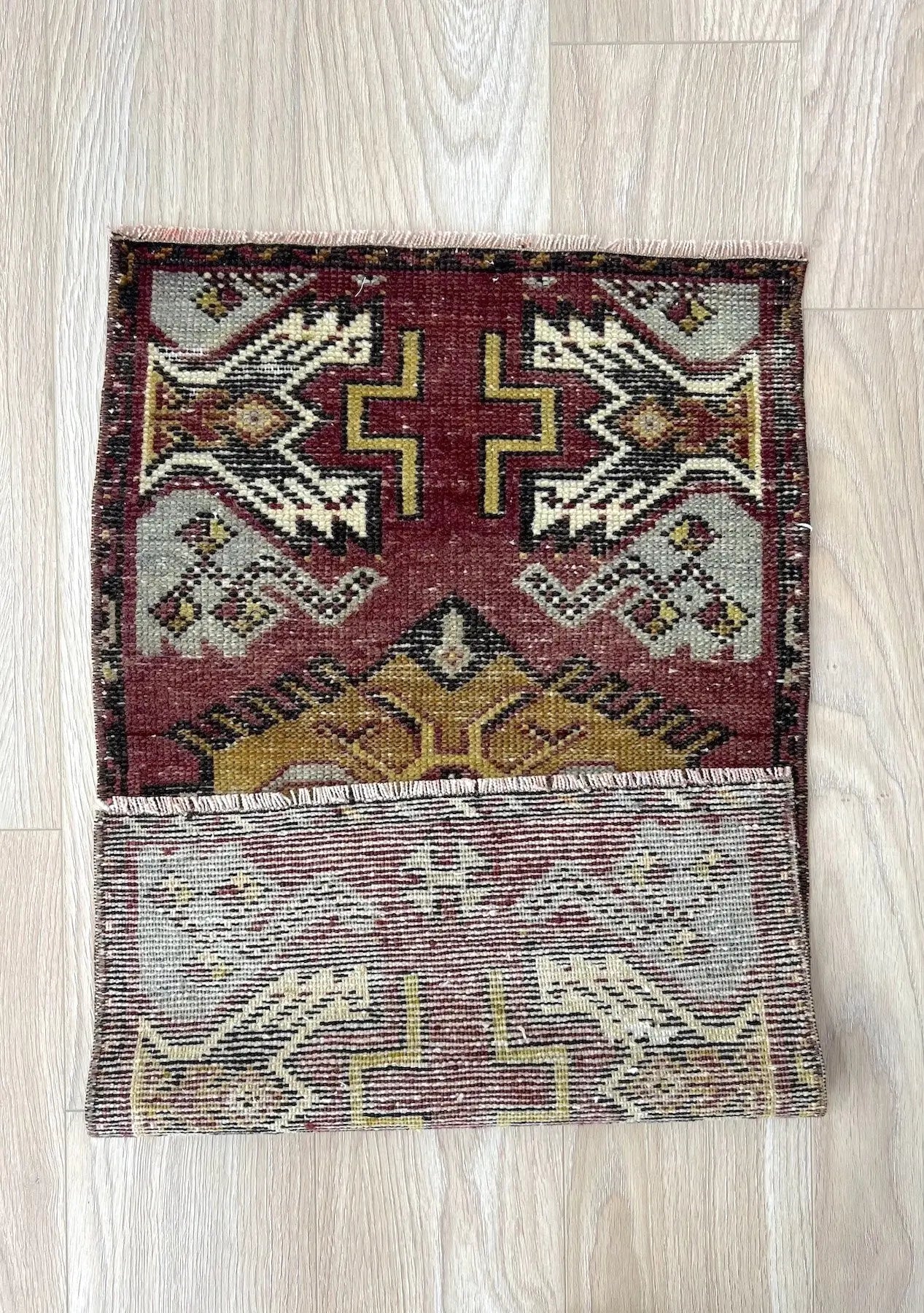 Ceridwyn - Vintage Mini Red Area Rug - kudenrugs