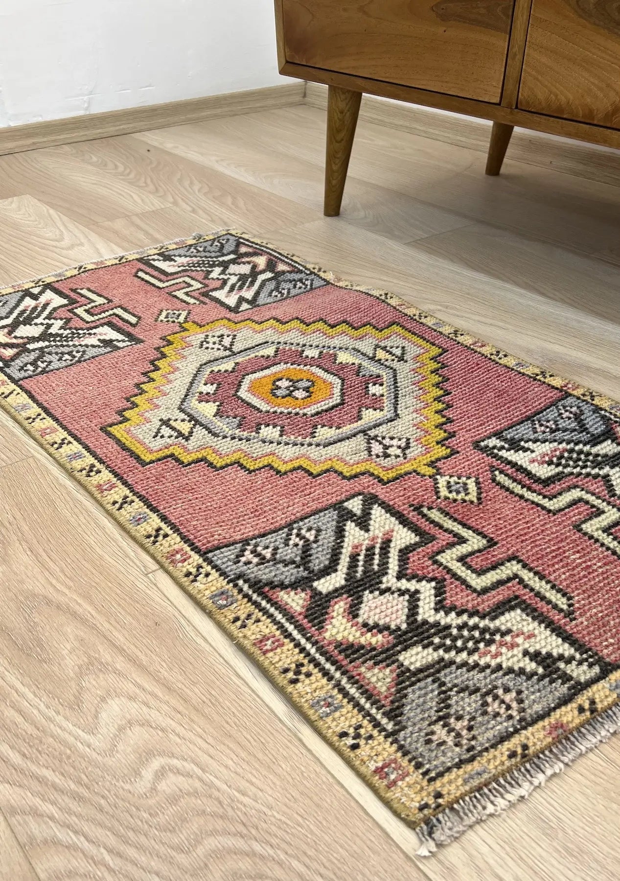 Cerys - Vintage Mini Pink Area Rug - kudenrugs