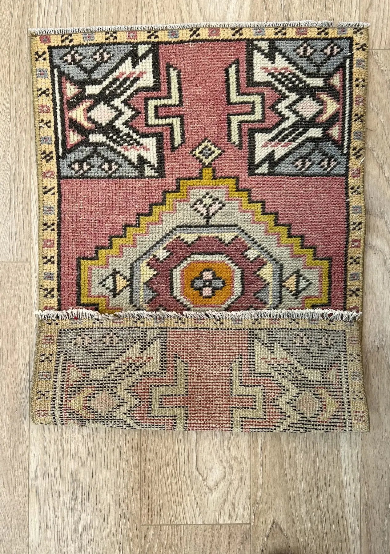 Cerys - Vintage Mini Pink Area Rug - kudenrugs