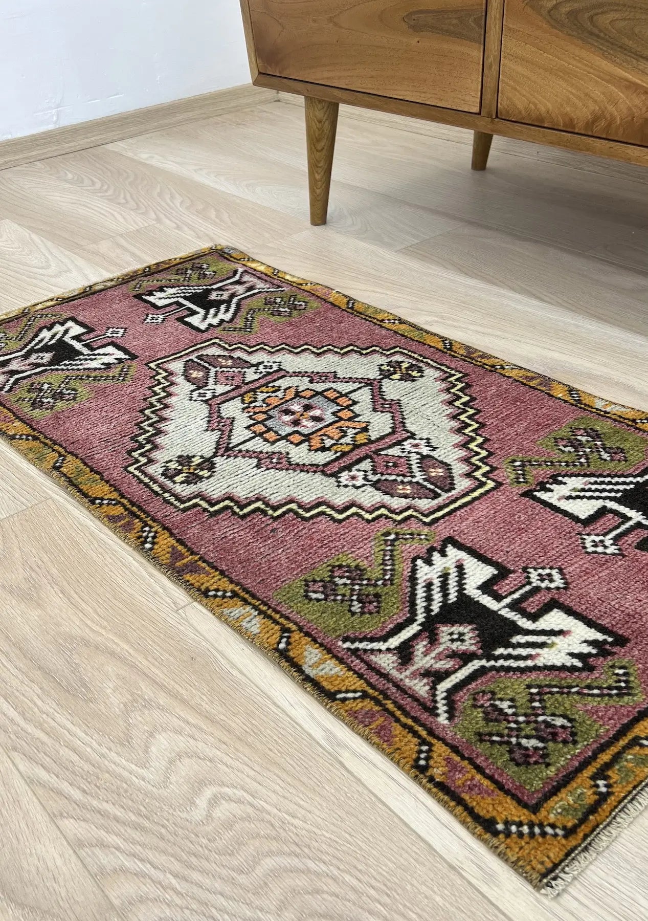 Chatrasuda - Vintage Mini Pink Area Rug - kudenrugs