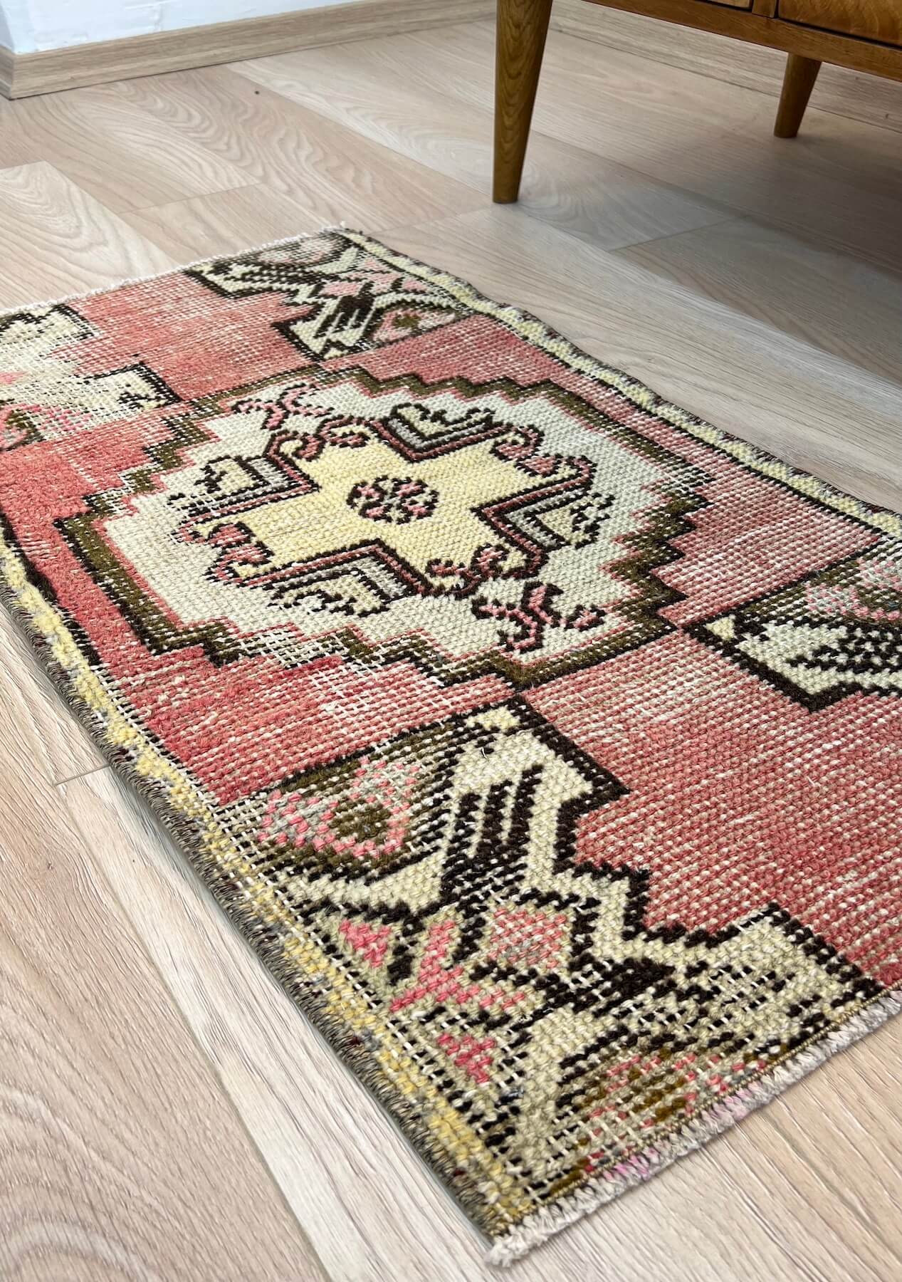 Diana - Vintage Mini Pink Area Rug - kudenrugs