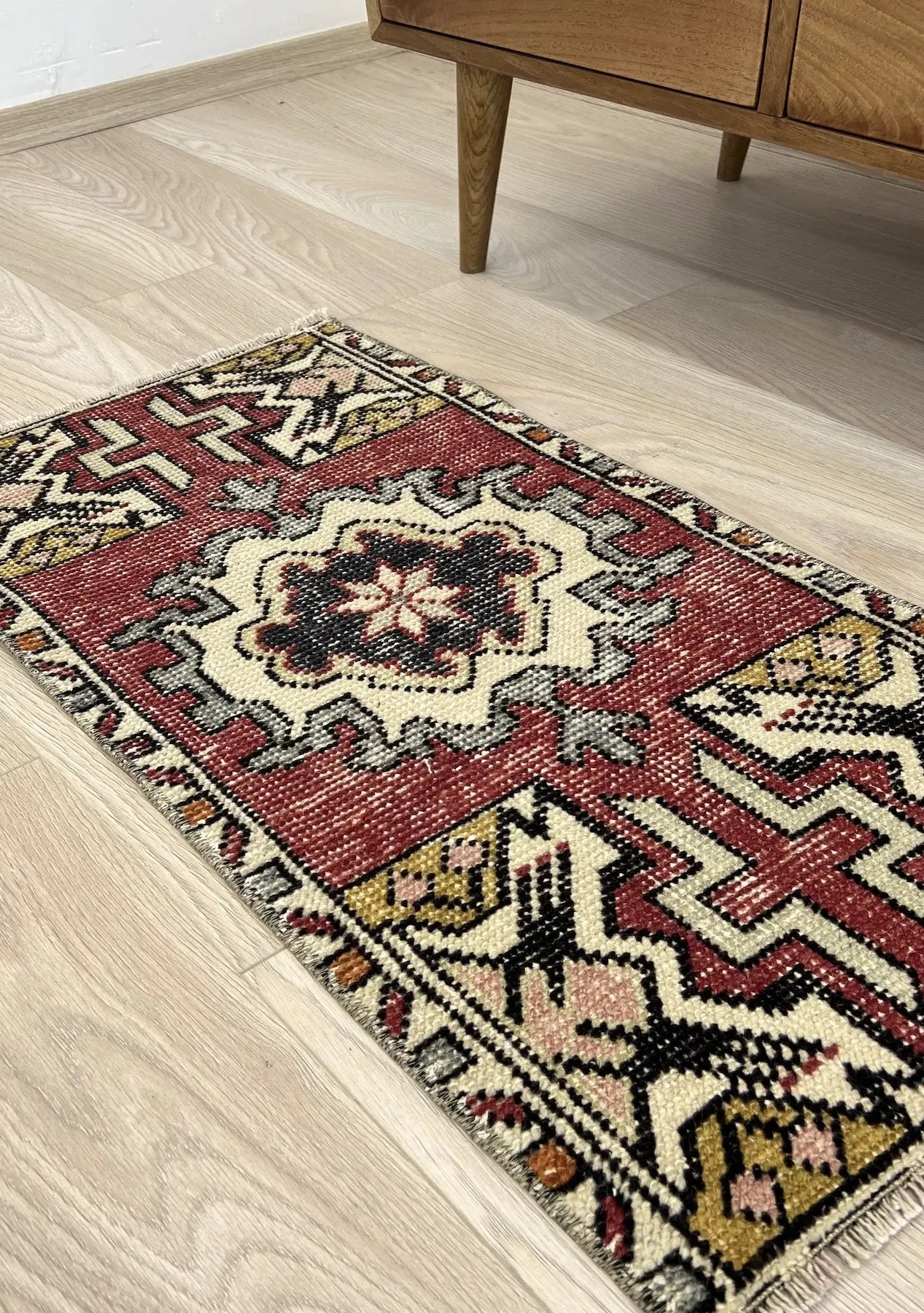 Earla - Vintage Mini Red Area Rug - kudenrugs