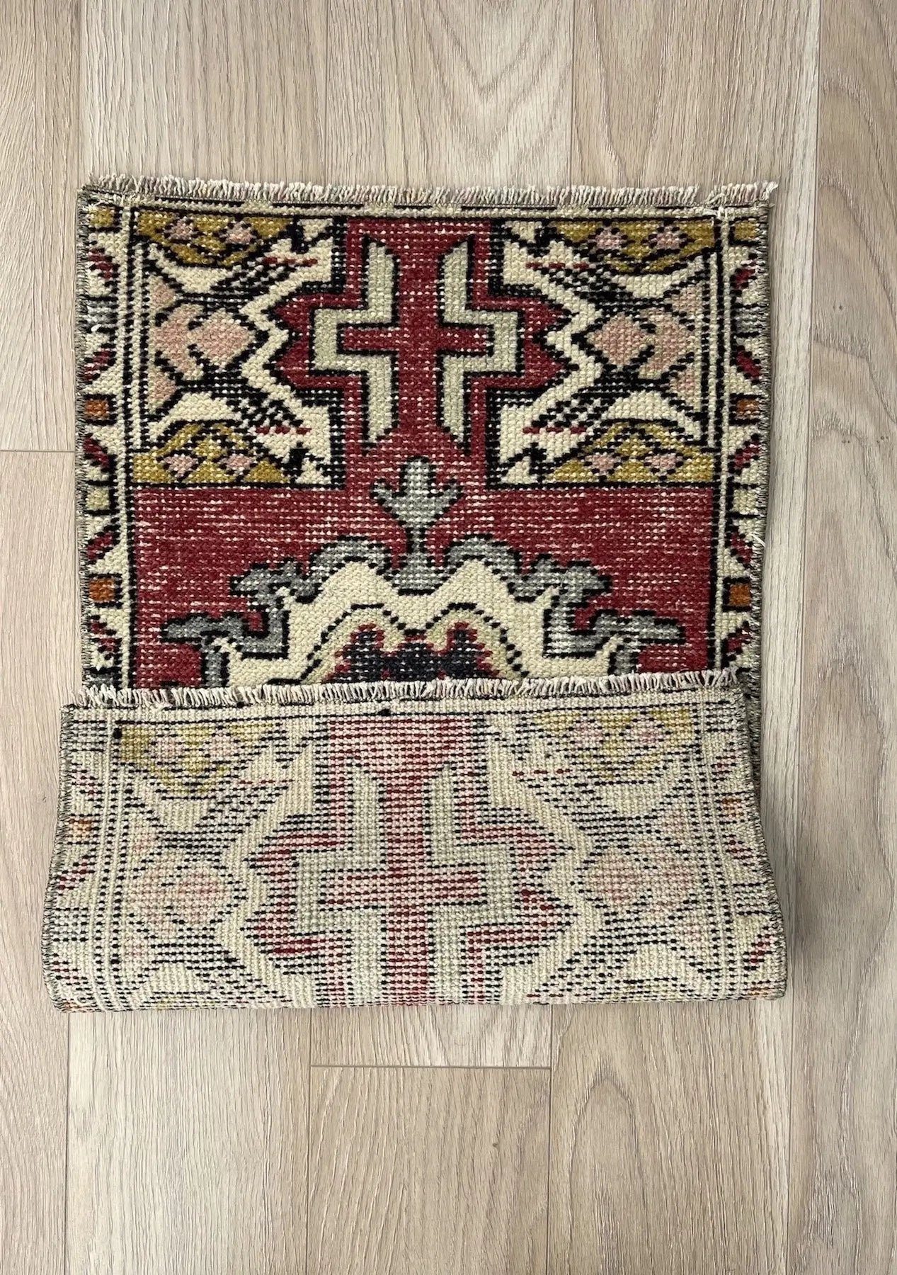 Earla - Vintage Mini Red Area Rug - kudenrugs