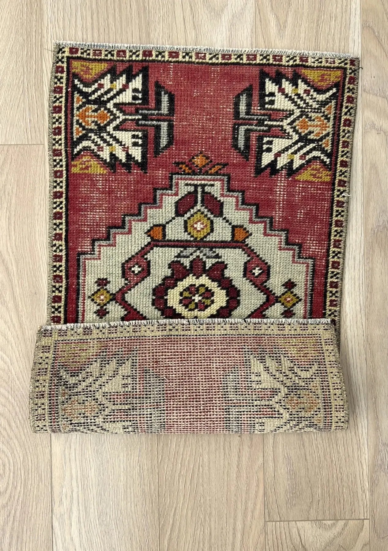 Earlene - Vintage Mini Red Area Rug - kudenrugs