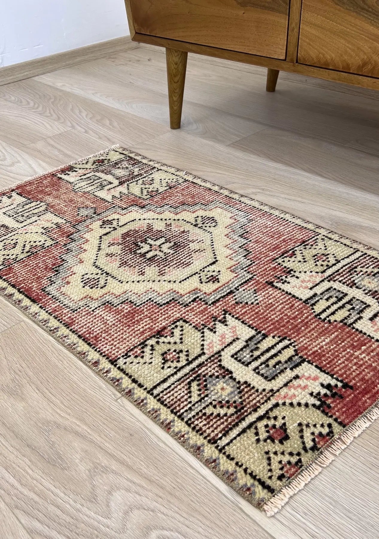 Edda - Vintage Mini Red Area Rug - kudenrugs