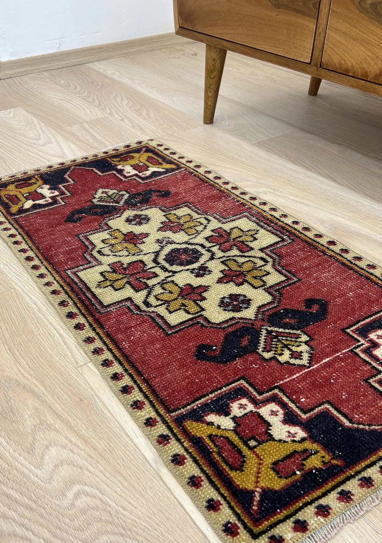Edetta - Vintage Mini Red Area Rug - kudenrugs