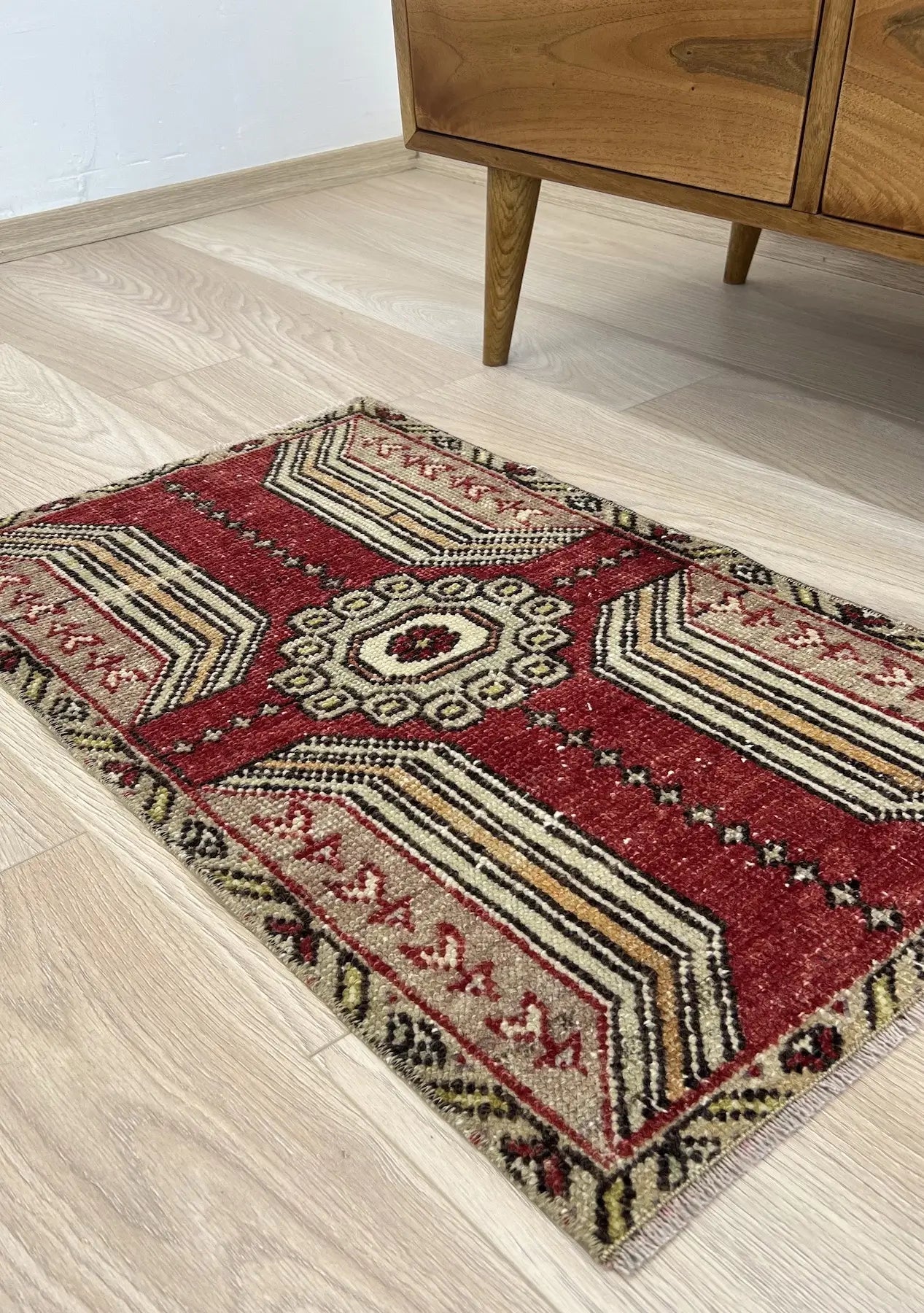 Edwyna - Vintage Mini Red Area Rug - kudenrugs