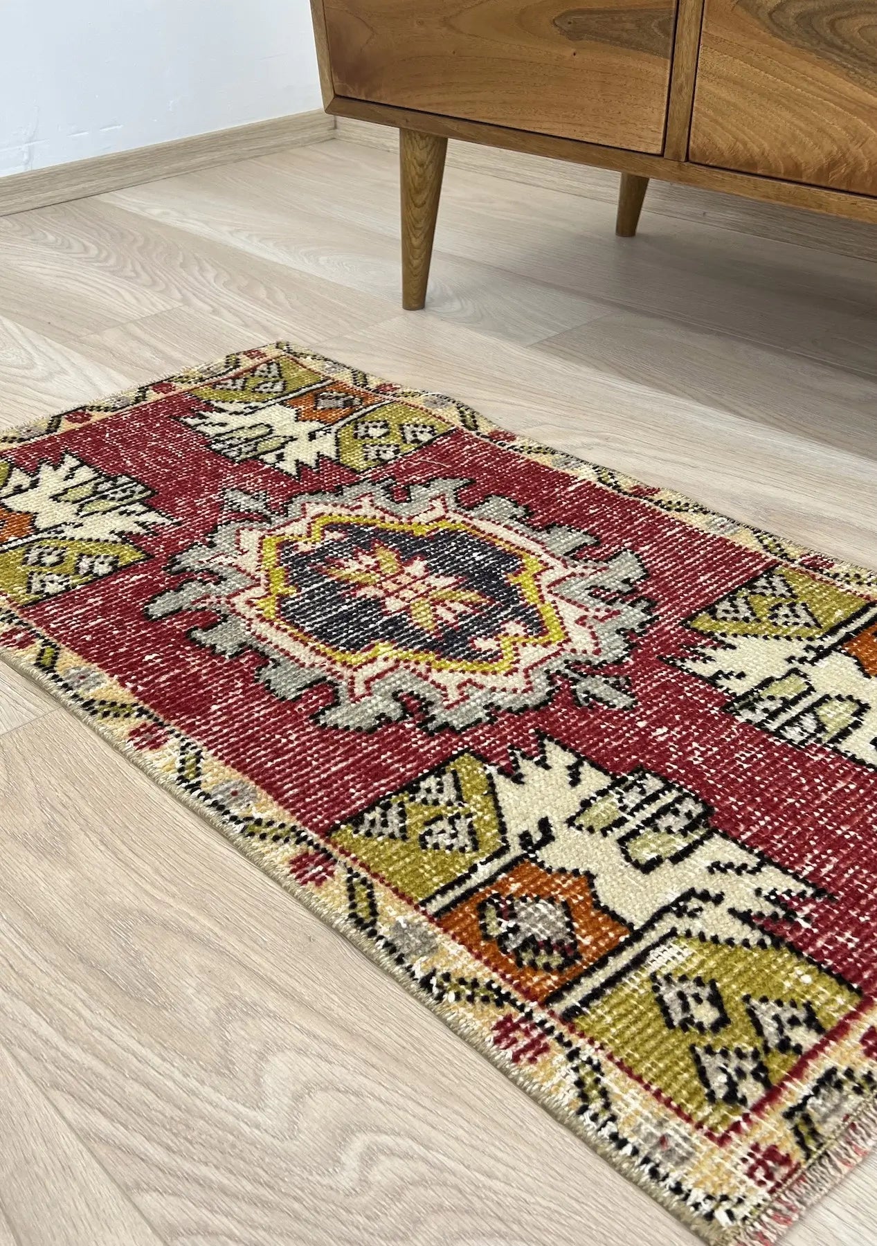 Edyta - Vintage Mini Red Area Rug - kudenrugs