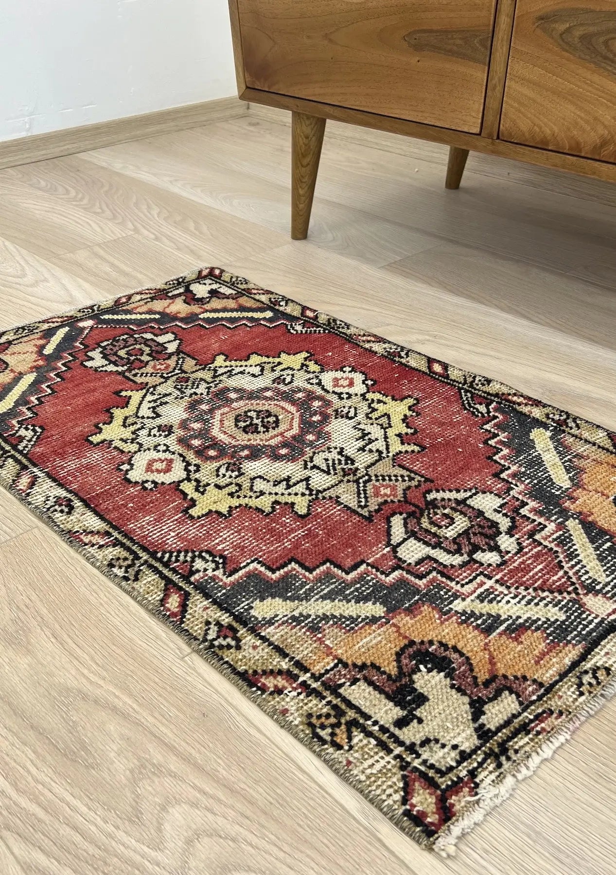 Eileene - Vintage Mini Red Area Rug - kudenrugs