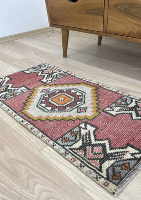 Elene - Vintage Mini Pink Area Rug - kudenrugs