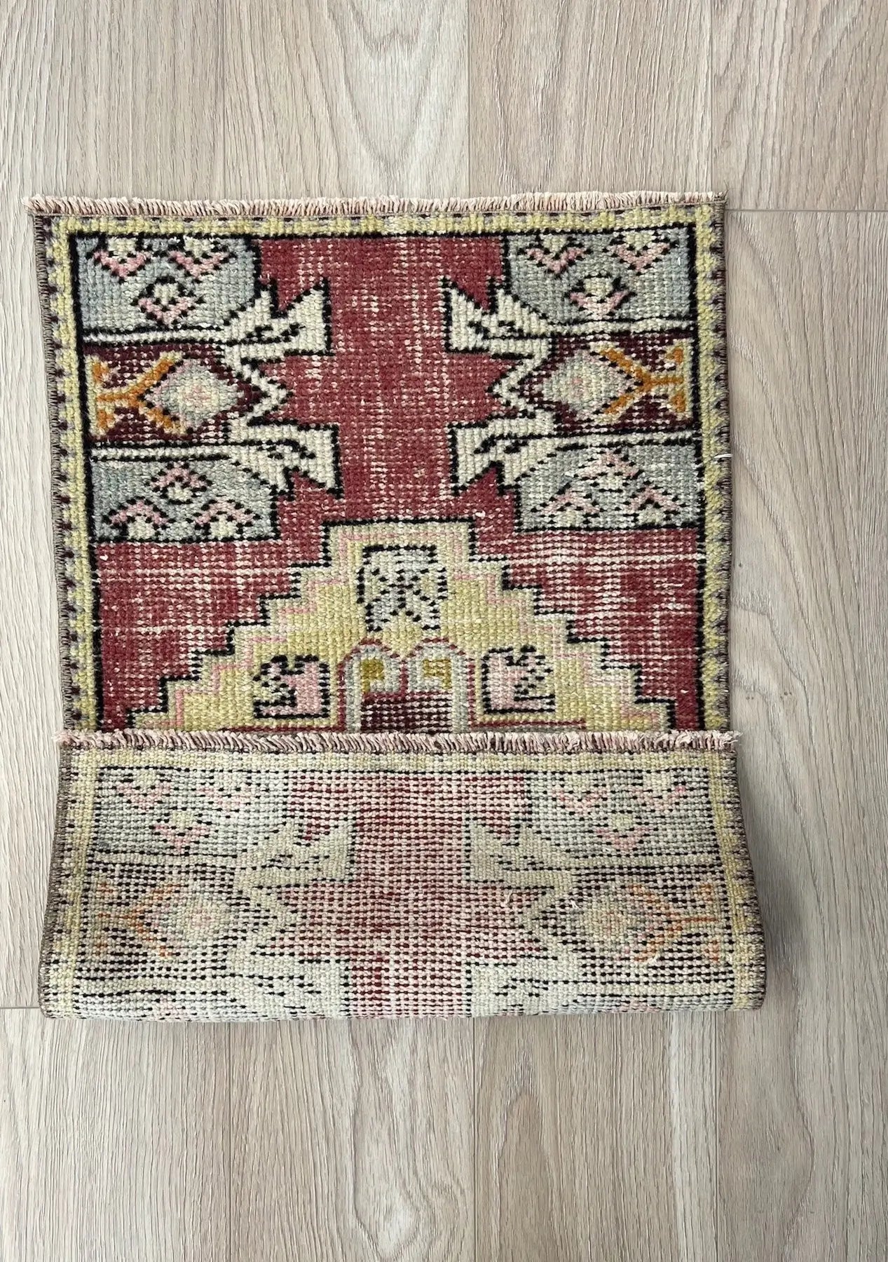 Elfreda - Vintage Mini Pink Area Rug - kudenrugs