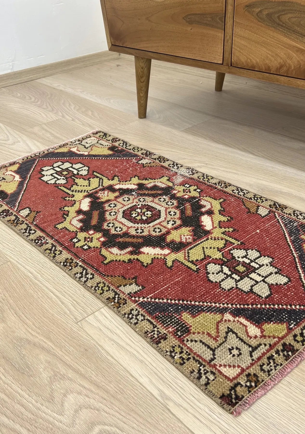 Elisa - Vintage Mini Red Area Rug - kudenrugs
