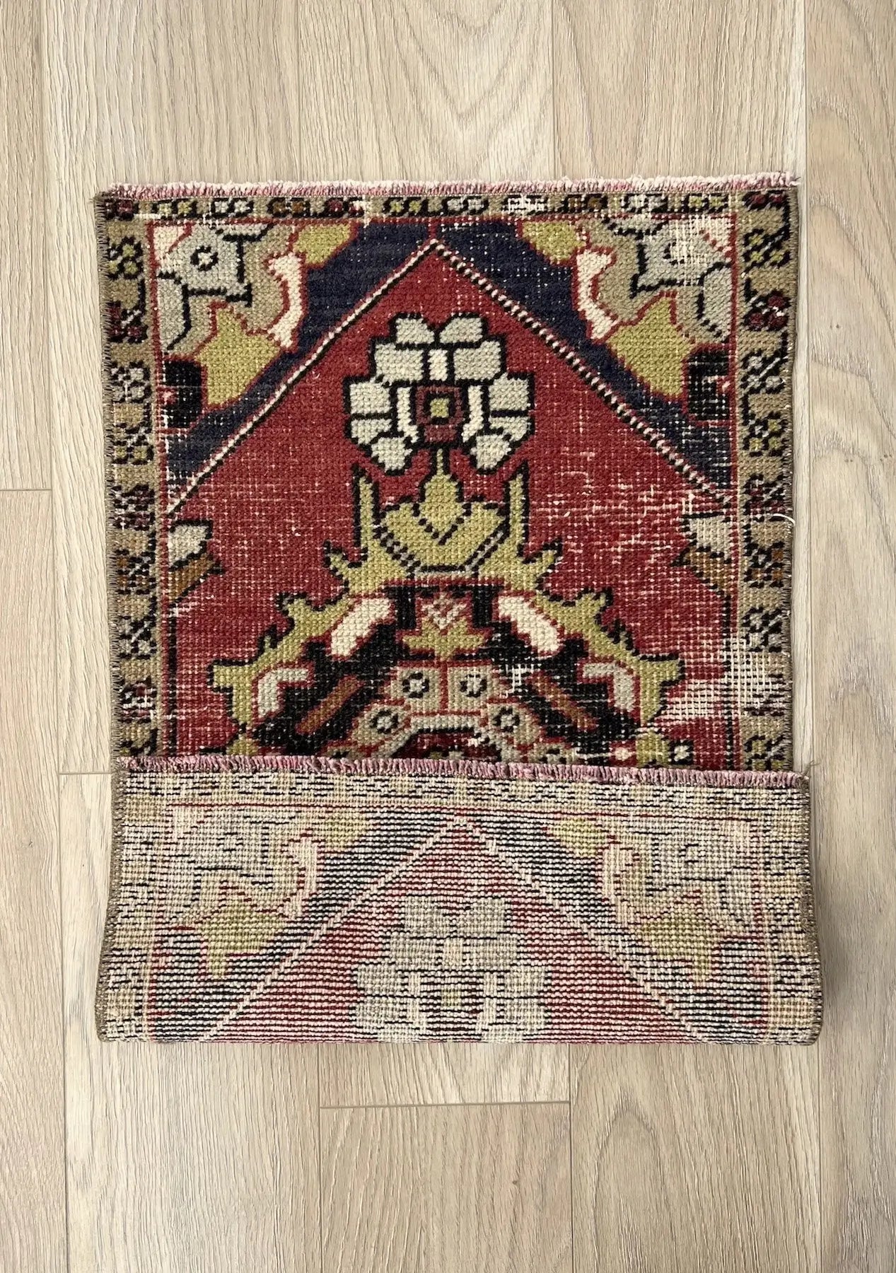 Elisa - Vintage Mini Red Area Rug - kudenrugs