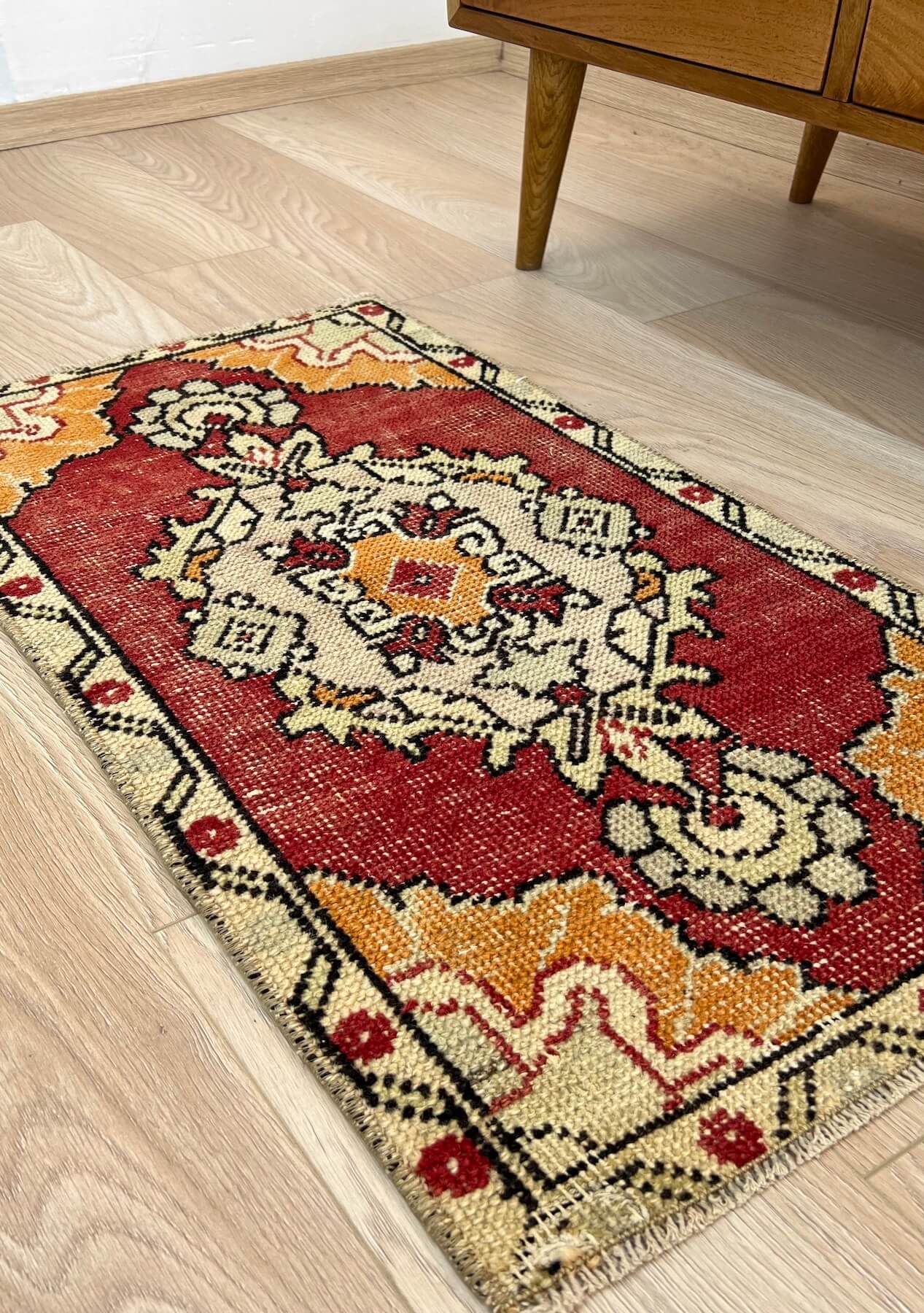 Ella - Vintage Mini Red Area Rug - kudenrugs