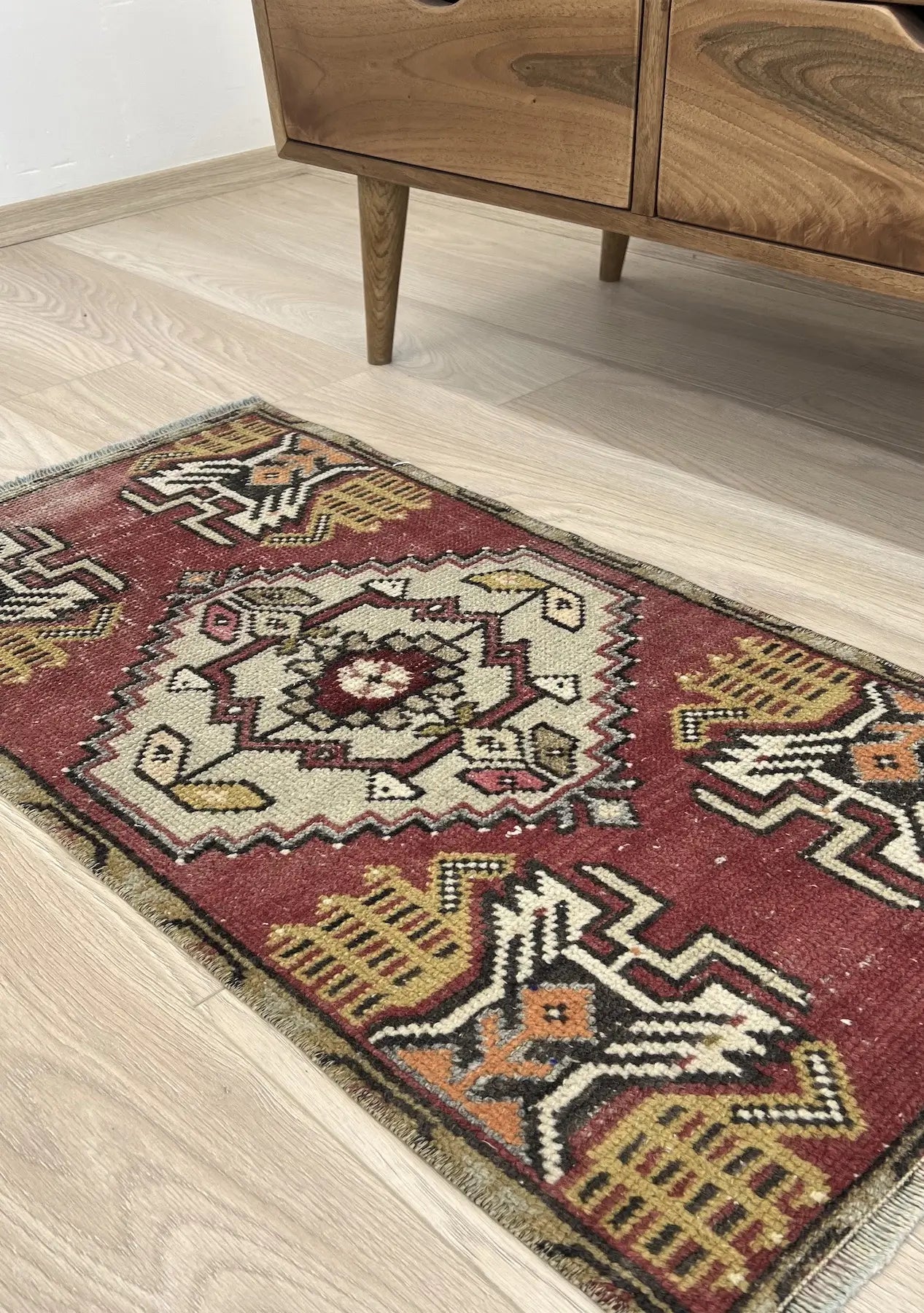 Elodee - Vintage Mini Red Area Rug - kudenrugs