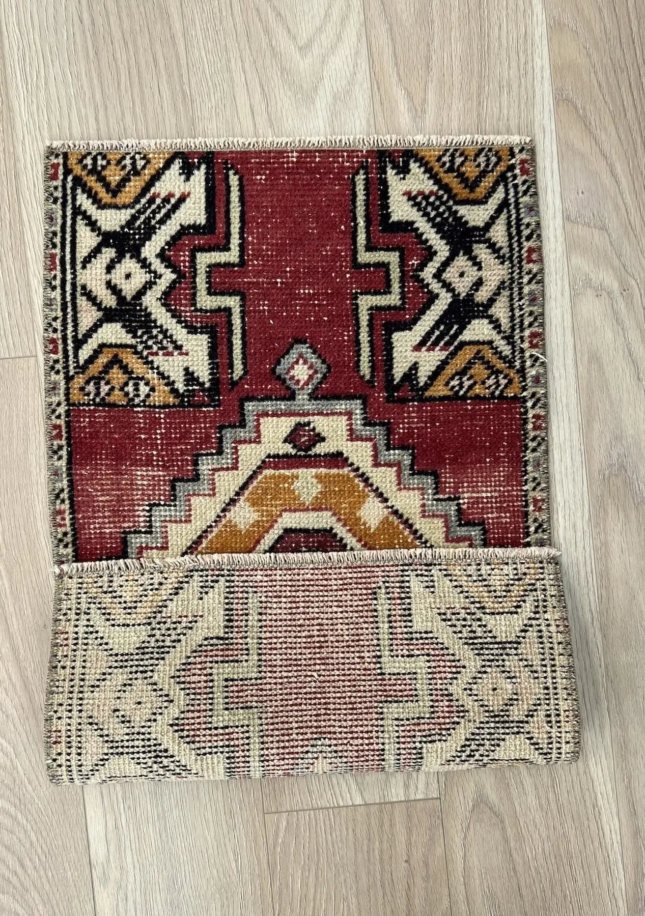 Elvyra - Vintage Mini Red Area Rug - kudenrugs