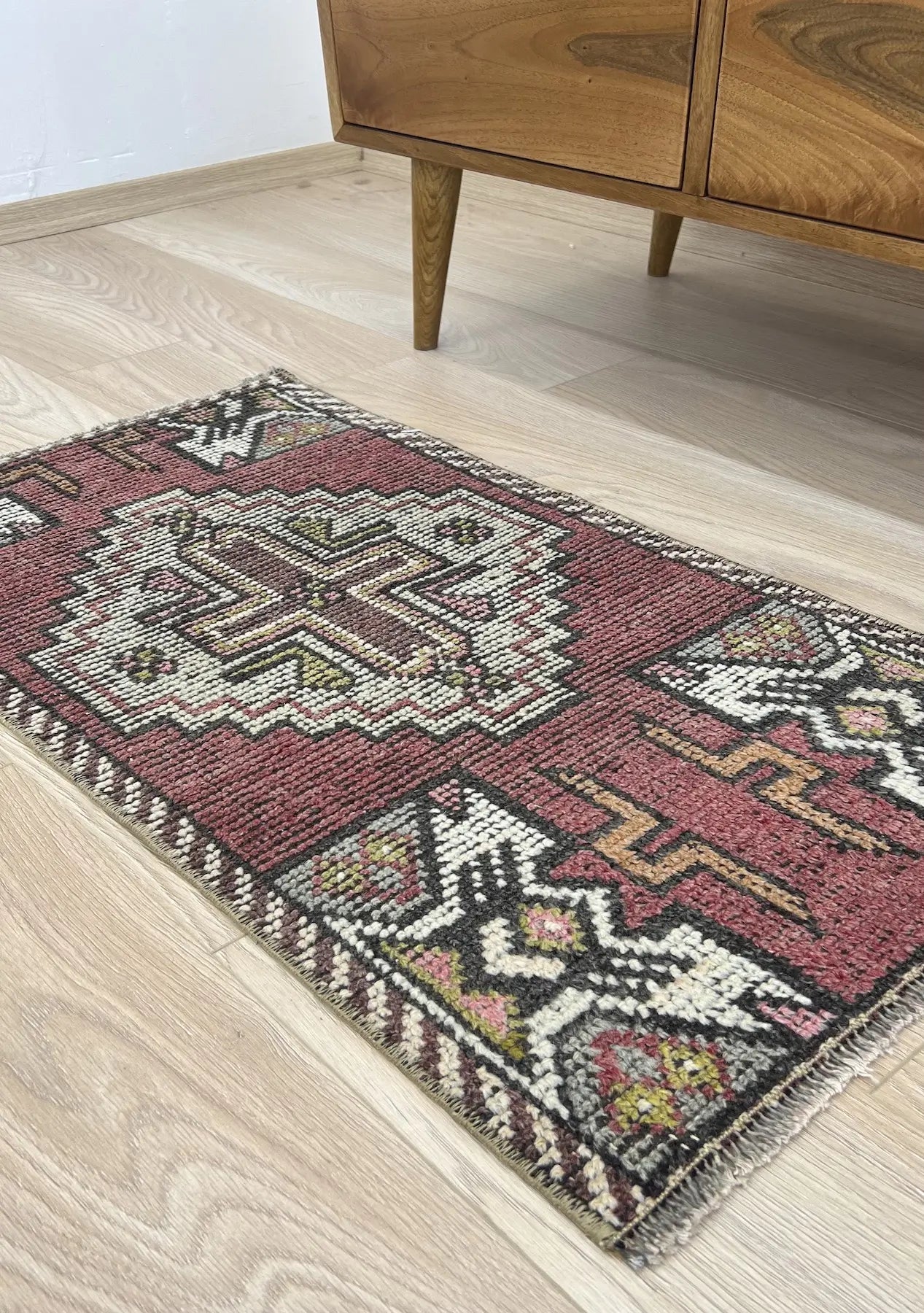 Emyln - Vintage Mini Pink Area Rug - kudenrugs