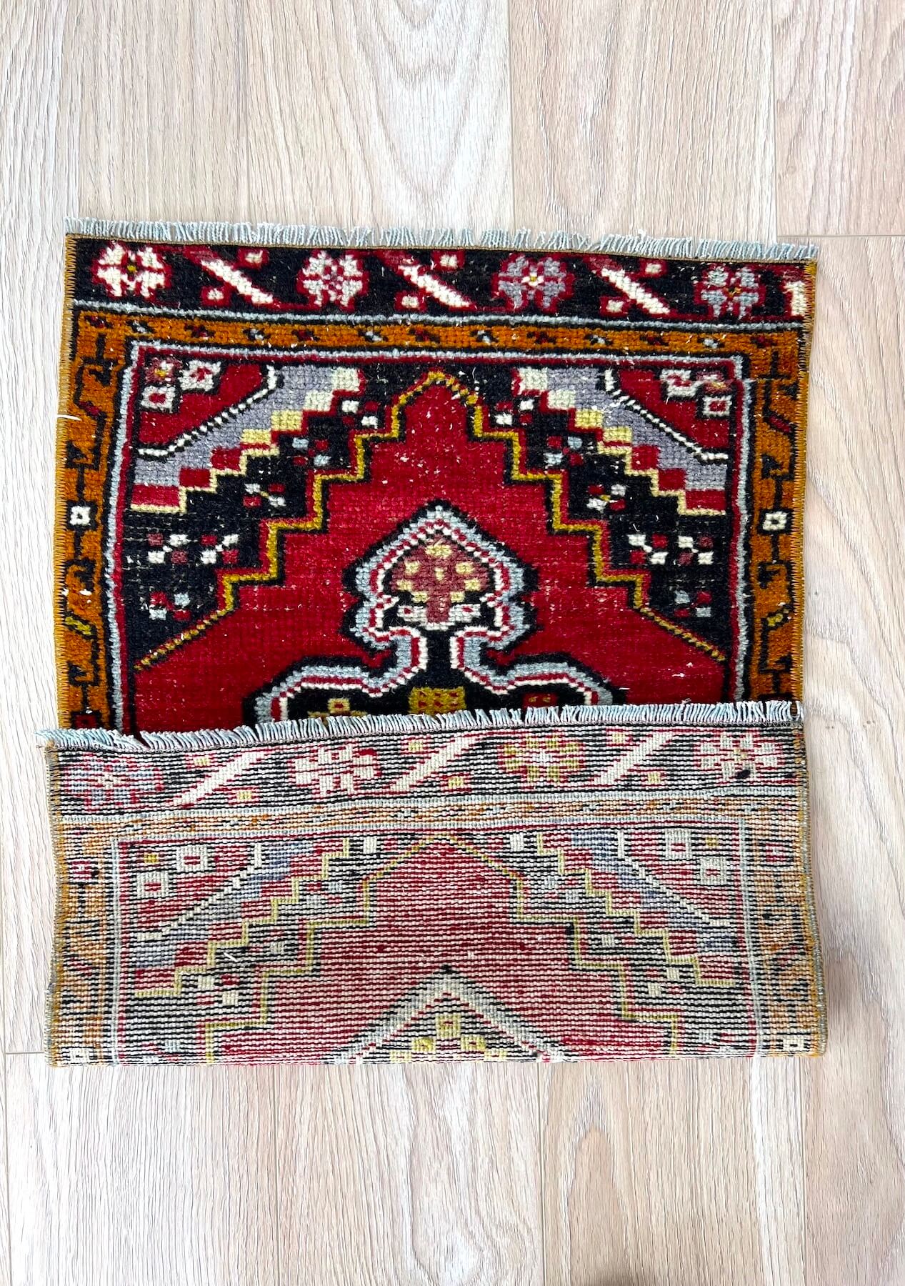 Enid - Vintage Mini Red Area Rug - kudenrugs