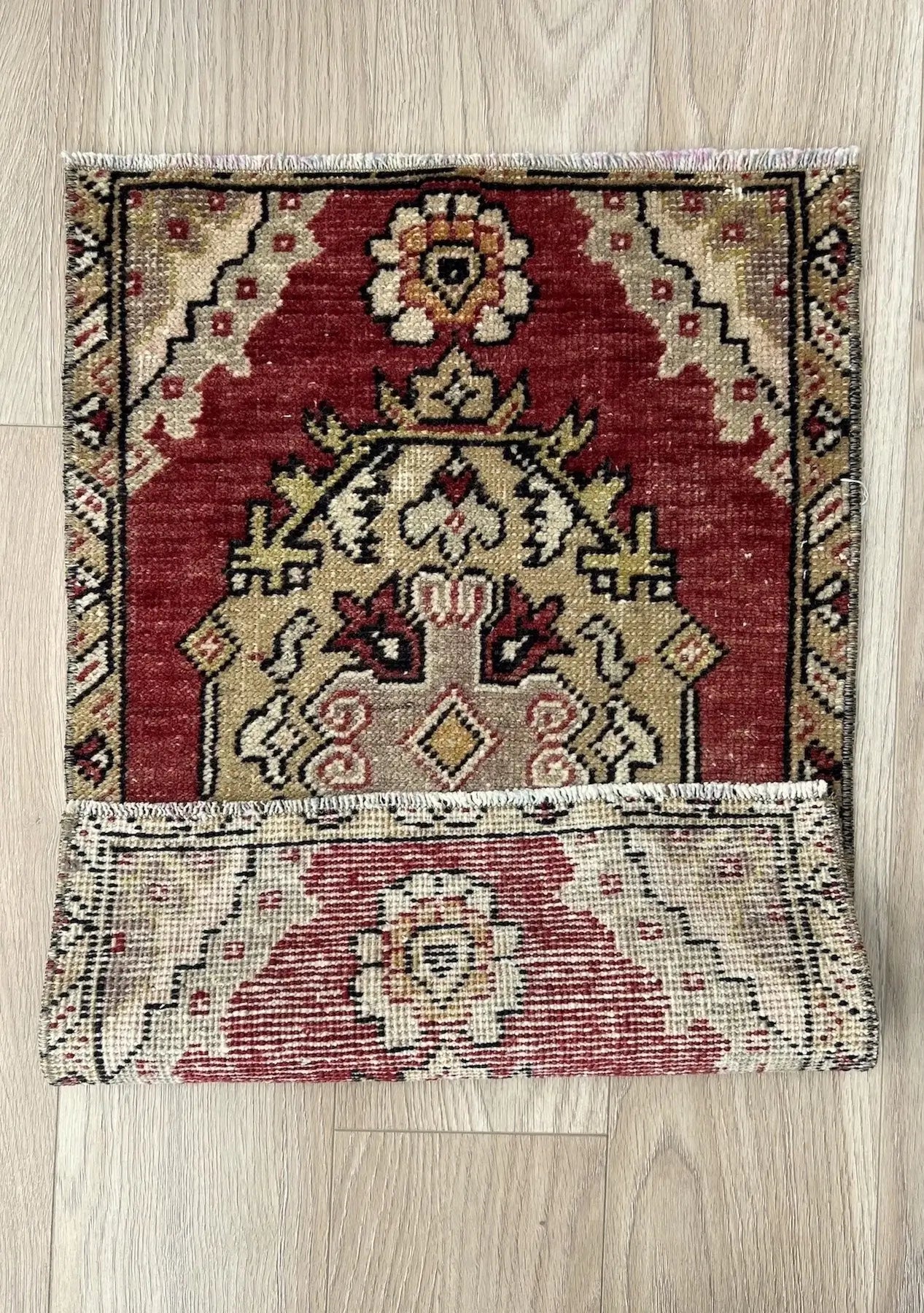 Ertha - Vintage Mini Red Area Rug - kudenrugs