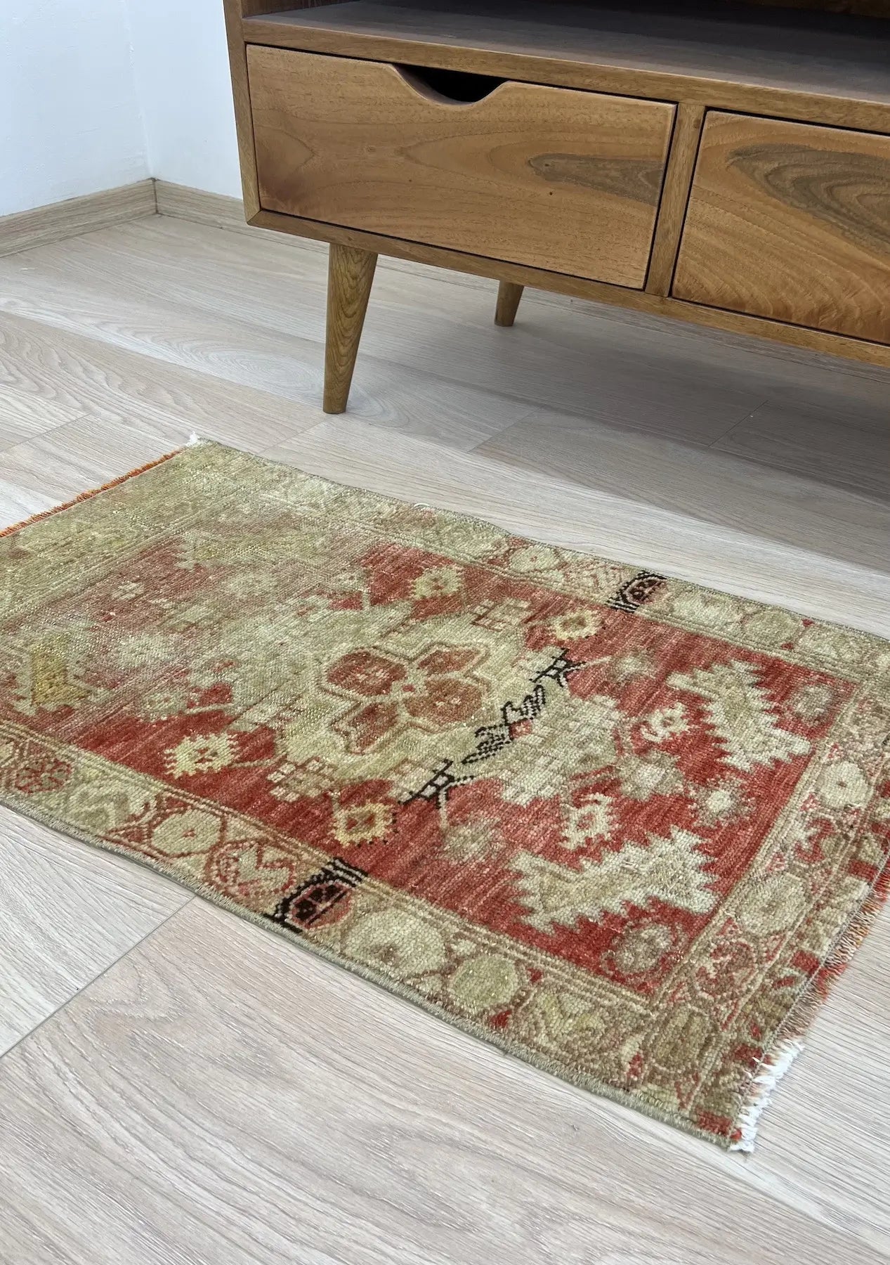 Erundina - Vintage Mini Red Area Rug - kudenrugs