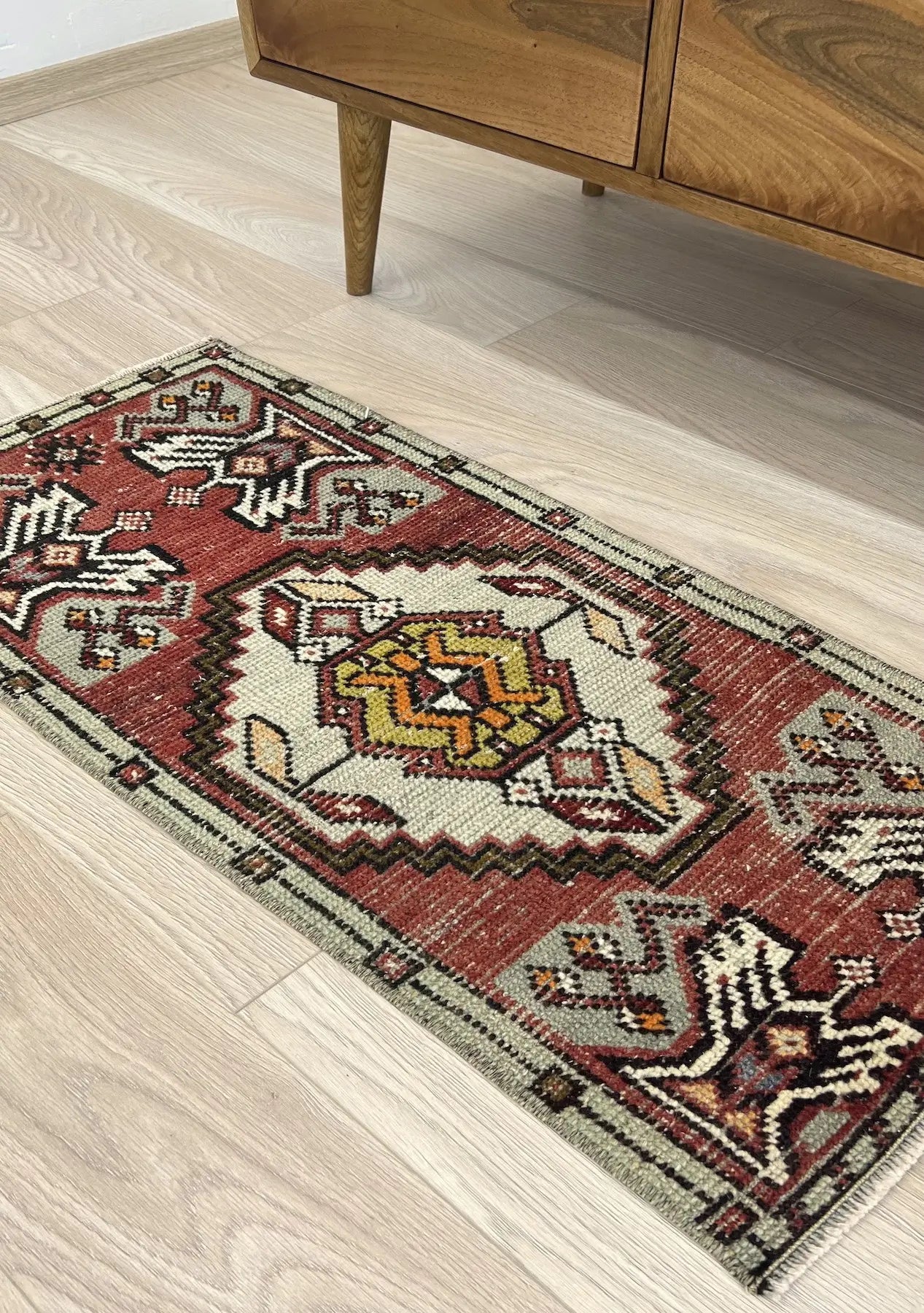 Estee - Vintage Mini Red Area Rug - kudenrugs