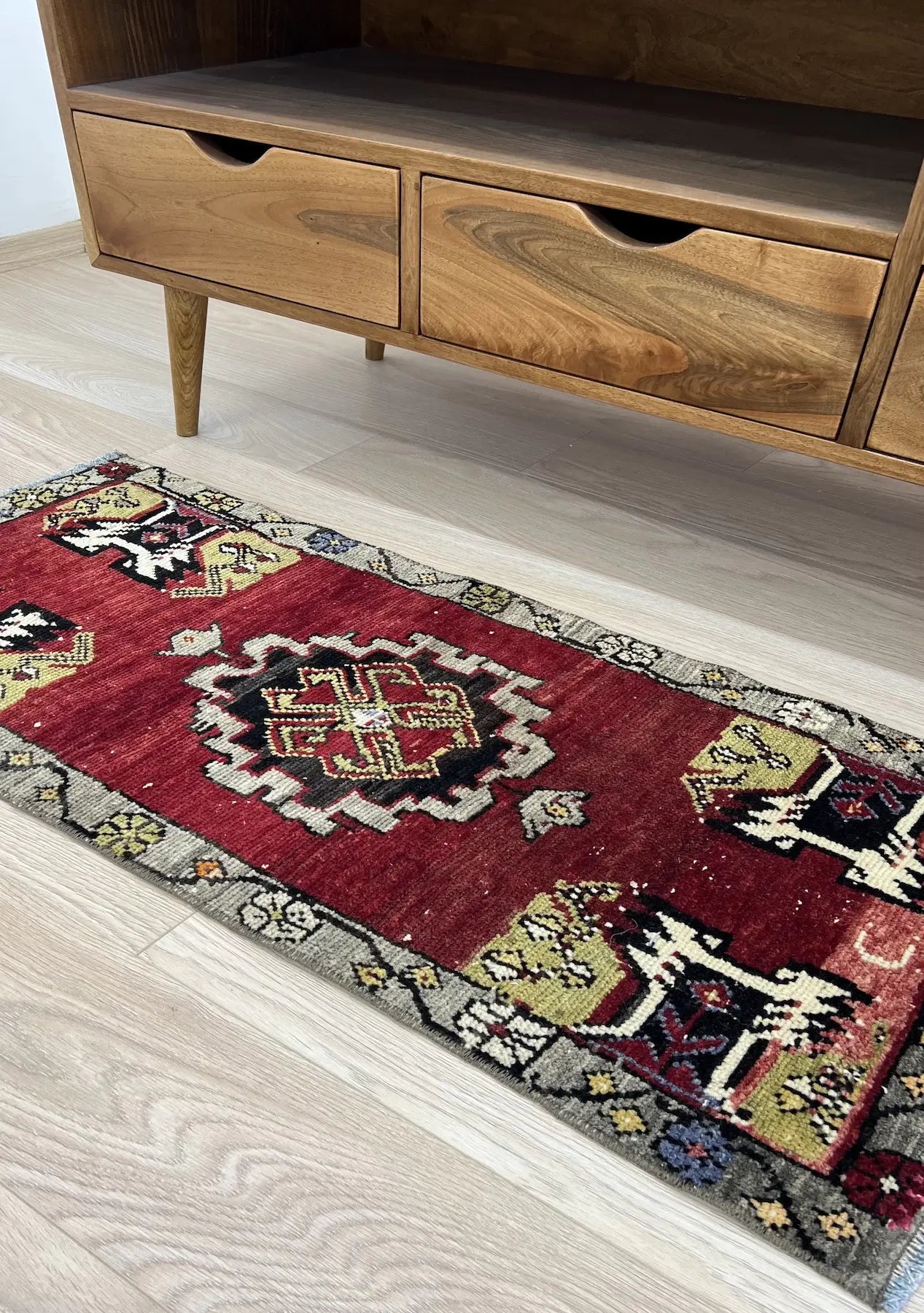 Etheline - Vintage Mini Red Area Rug - kudenrugs