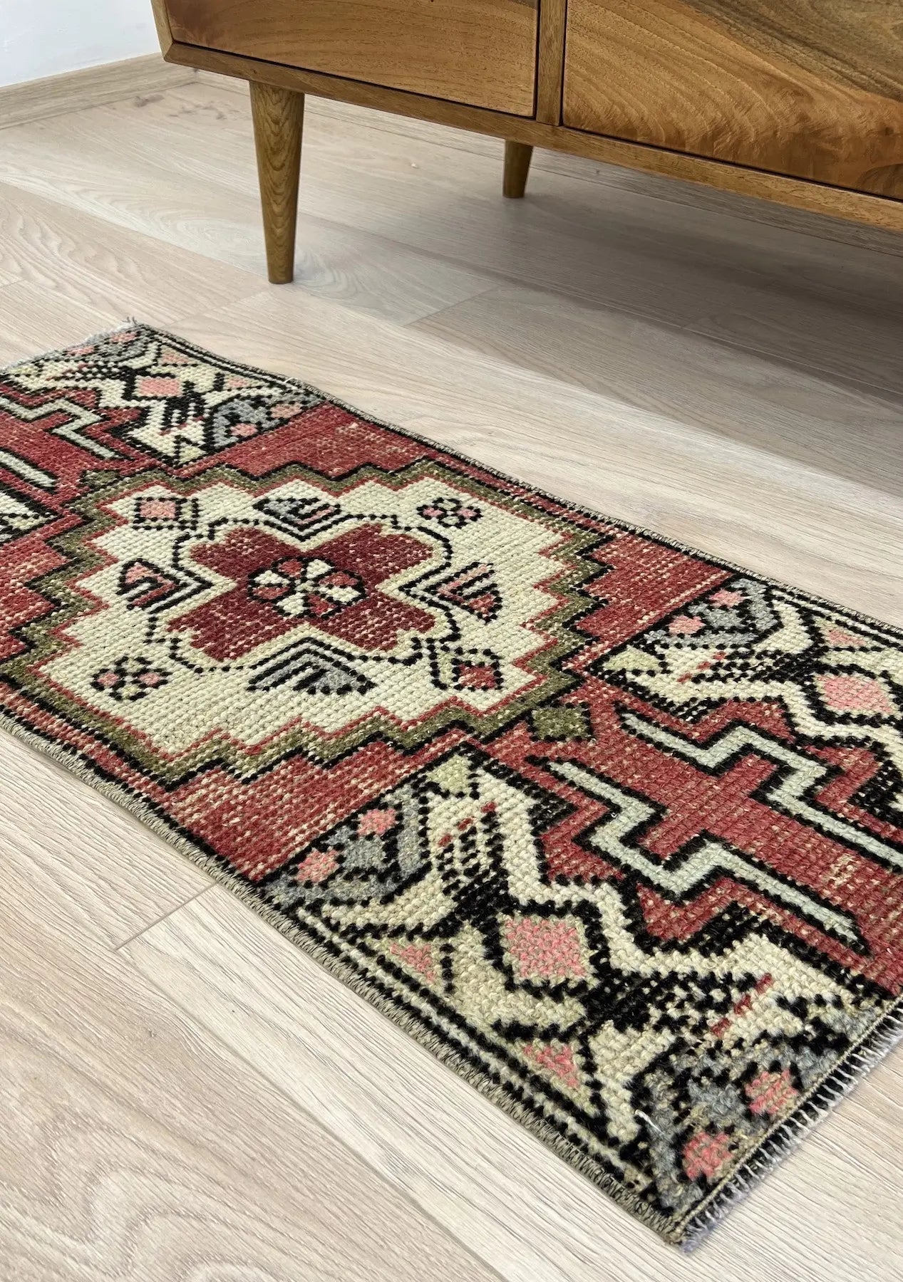 Ettie - Vintage Mini Red Area Rug - kudenrugs