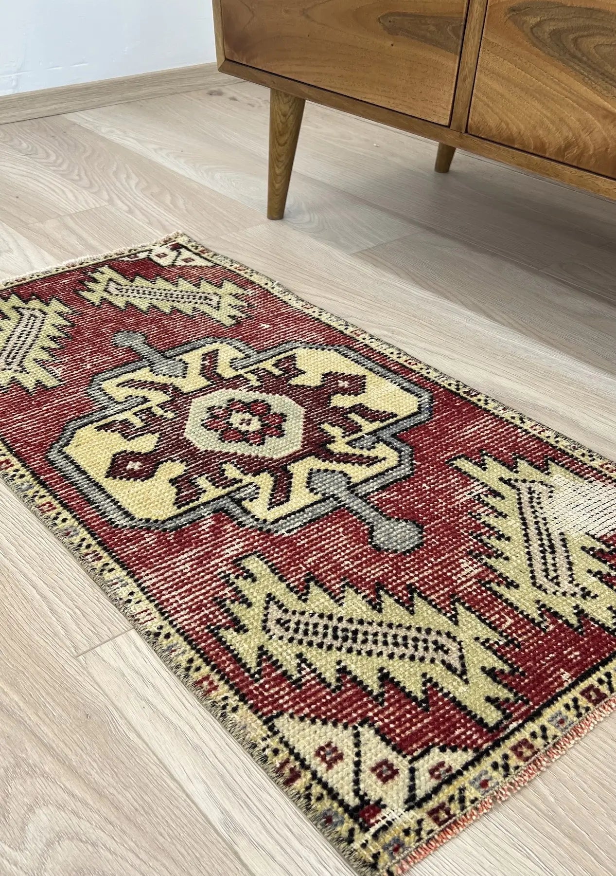 Eufemia - Vintage Mini Red Area Rug - kudenrugs
