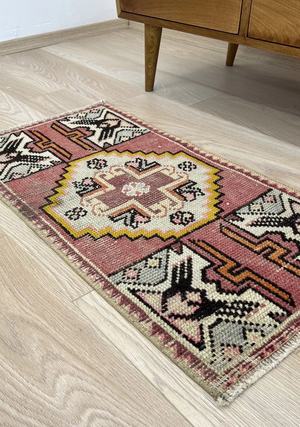 Eunyce - Vintage Mini Pink Area Rug - kudenrugs