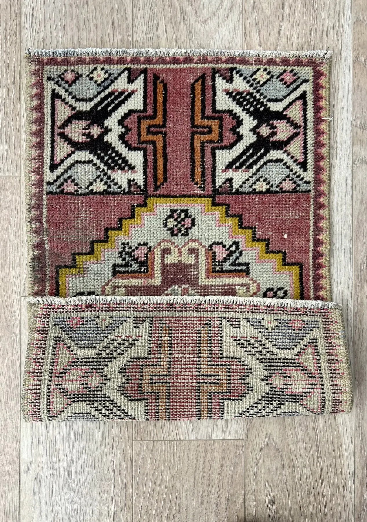 Eunyce - Vintage Mini Pink Area Rug - kudenrugs