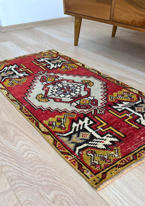 Freida - Vintage Mini Red Area Rug - kudenrugs