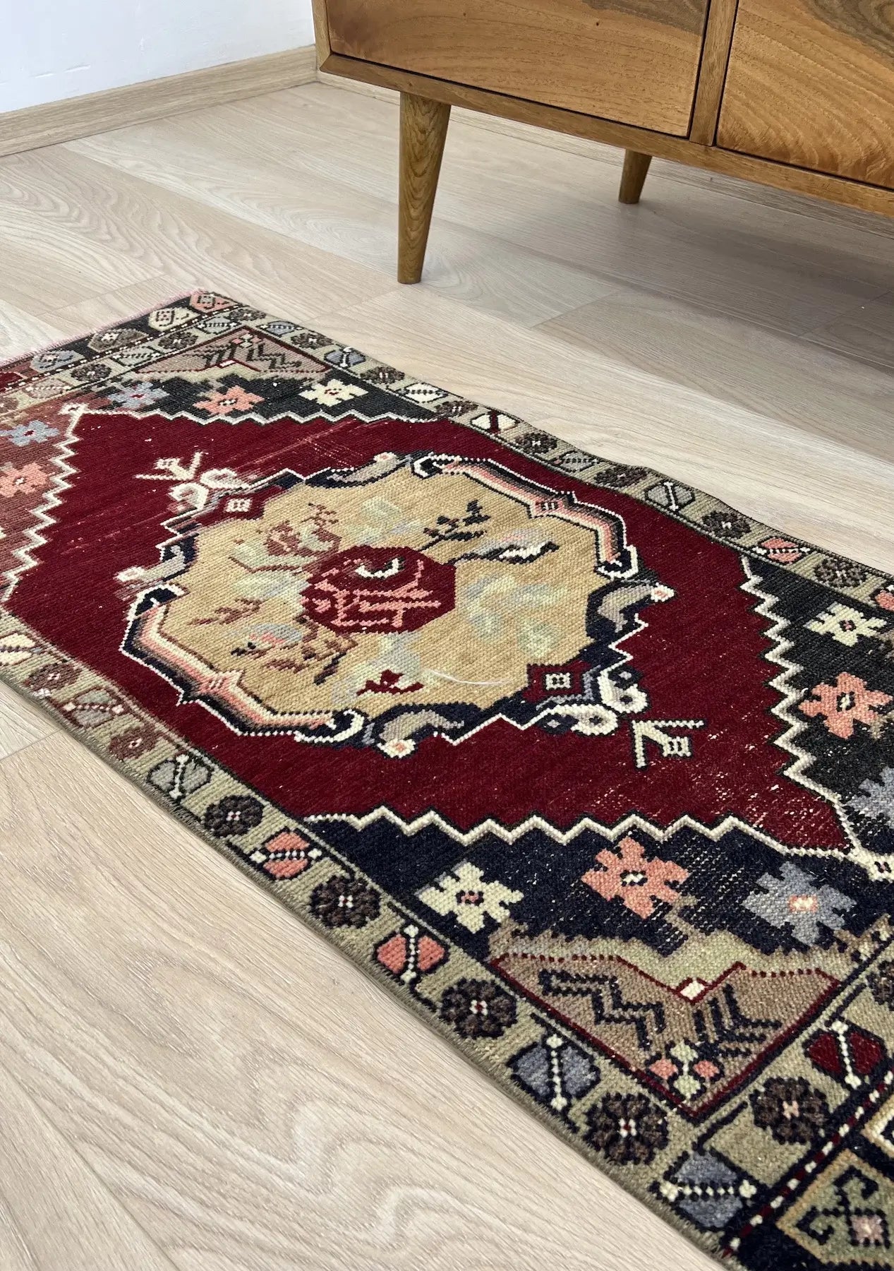 Gizella - Vintage Mini Red Area Rug - kudenrugs