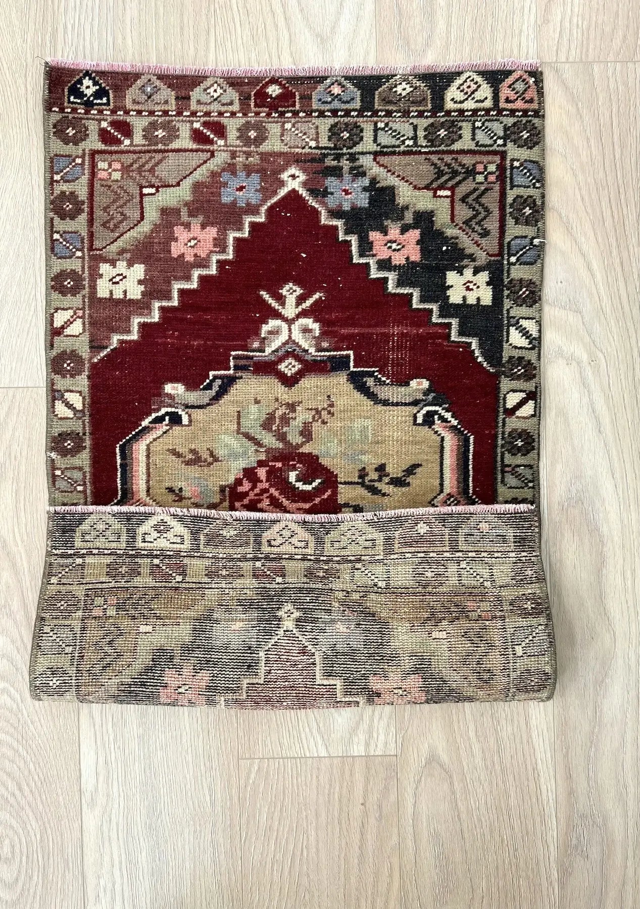 Gizella - Vintage Mini Red Area Rug - kudenrugs