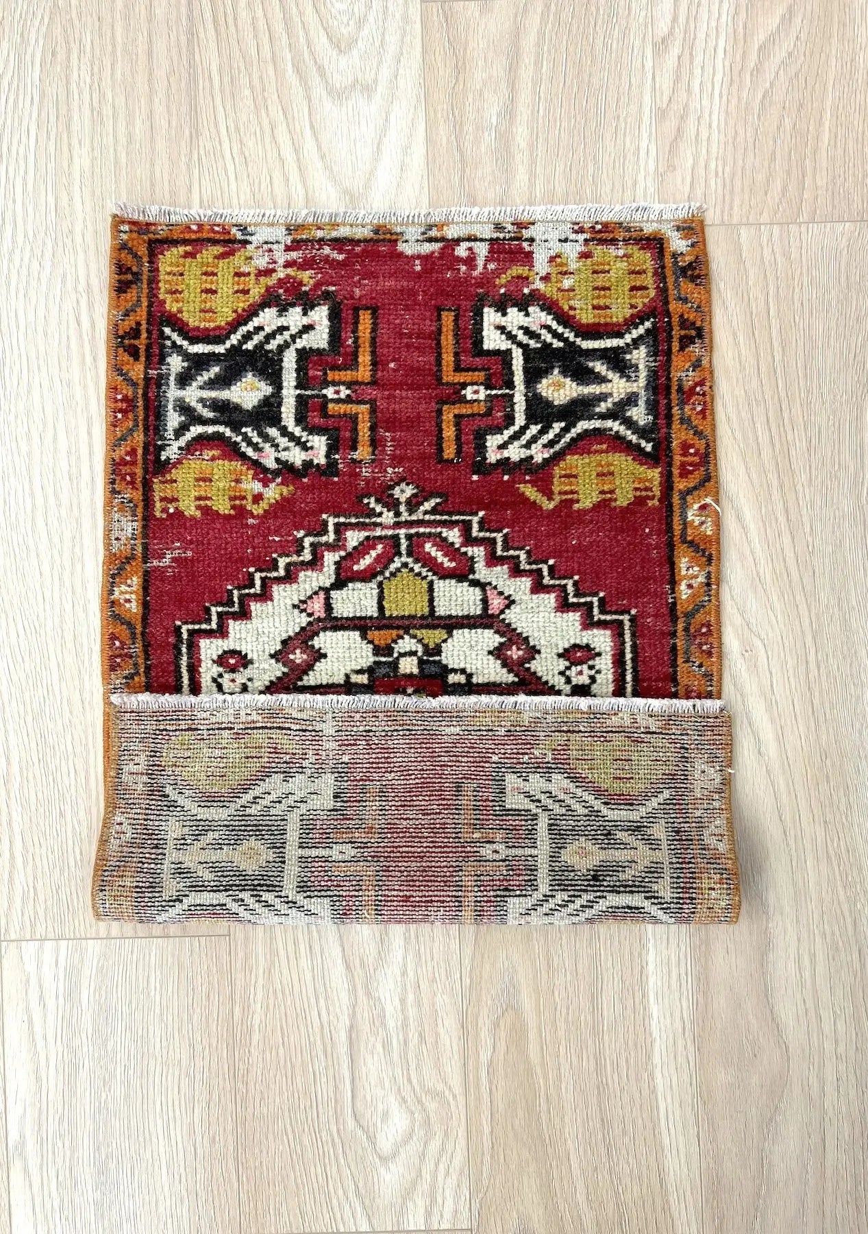 Hanriette - Vintage Mini Red Area Rug - kudenrugs