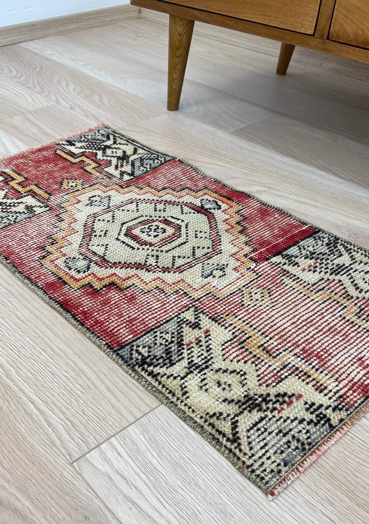 Hattie - Vintage Mini Red Area Rug - kudenrugs