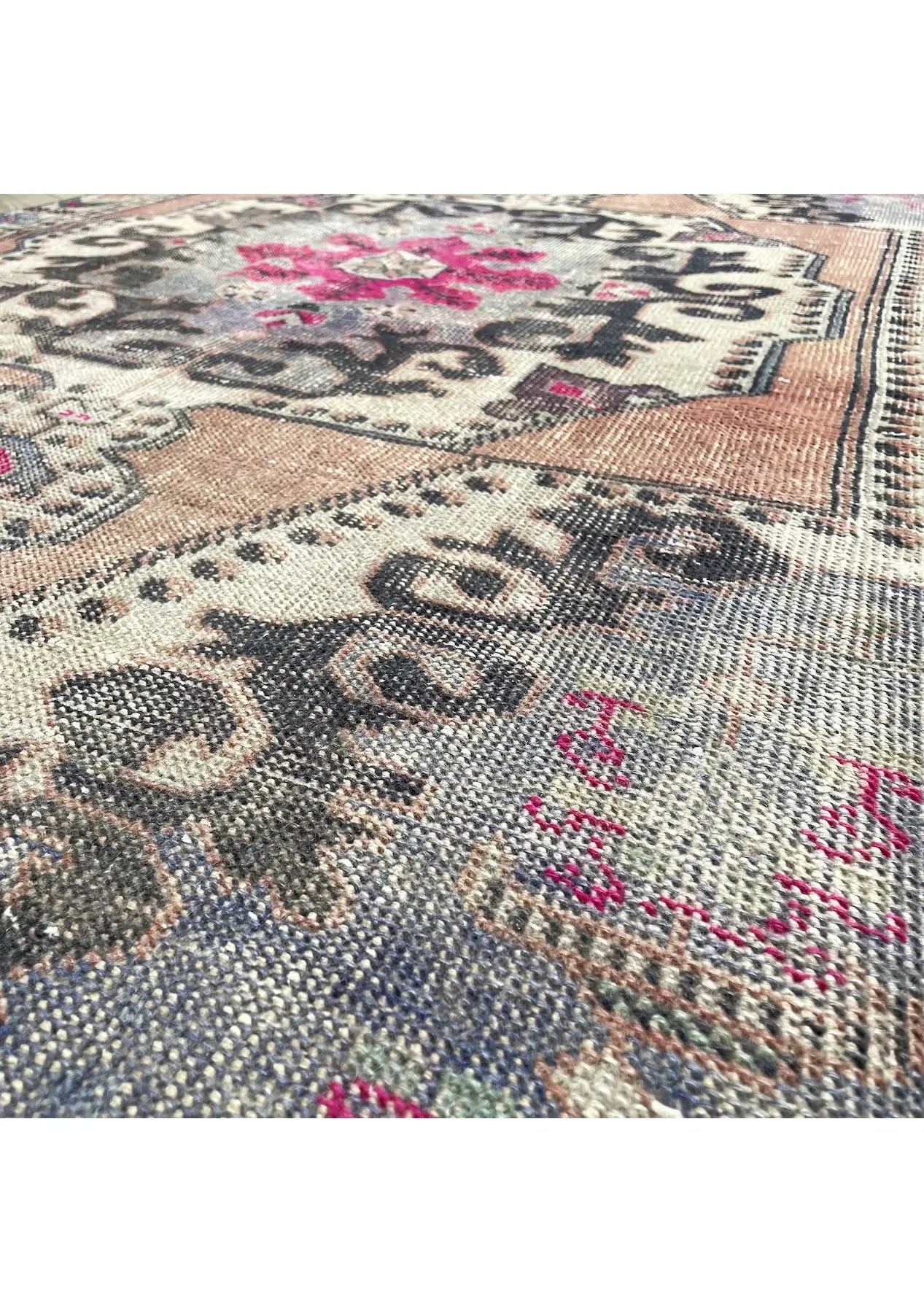 Hermosa - Vintage Anatolian Rug - kudenrugs