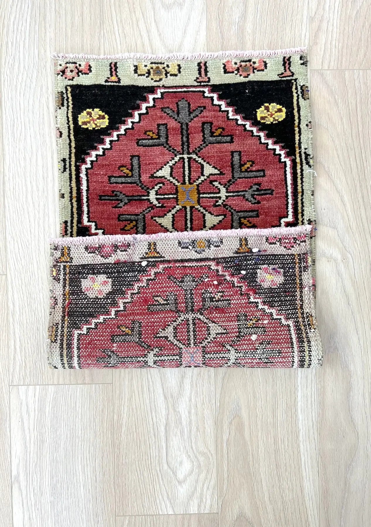 Hesperia - Vintage Mini Black Area Rug - kudenrugs