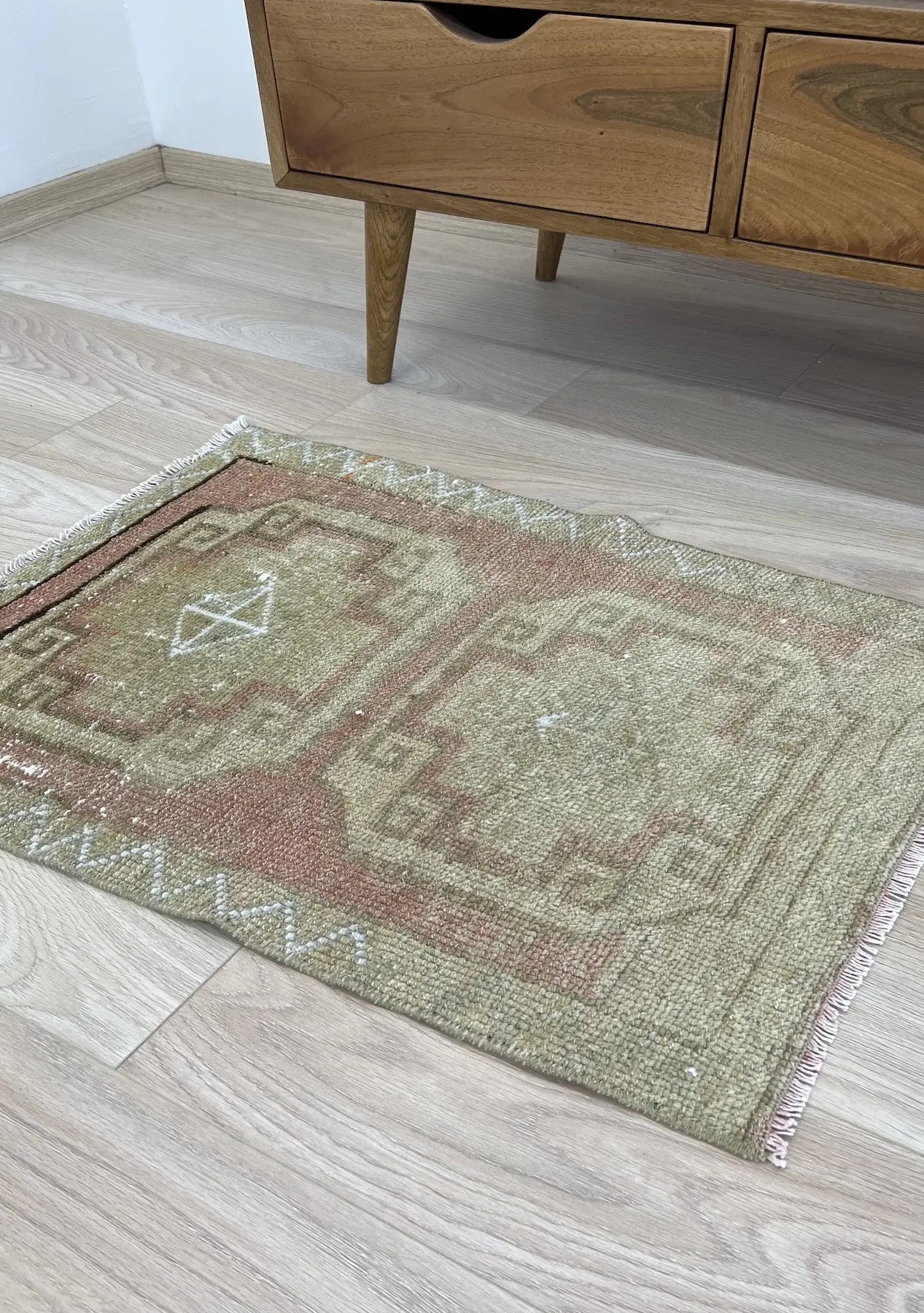 Hildemar - Vintage Mini Pink Area Rug - kudenrugs