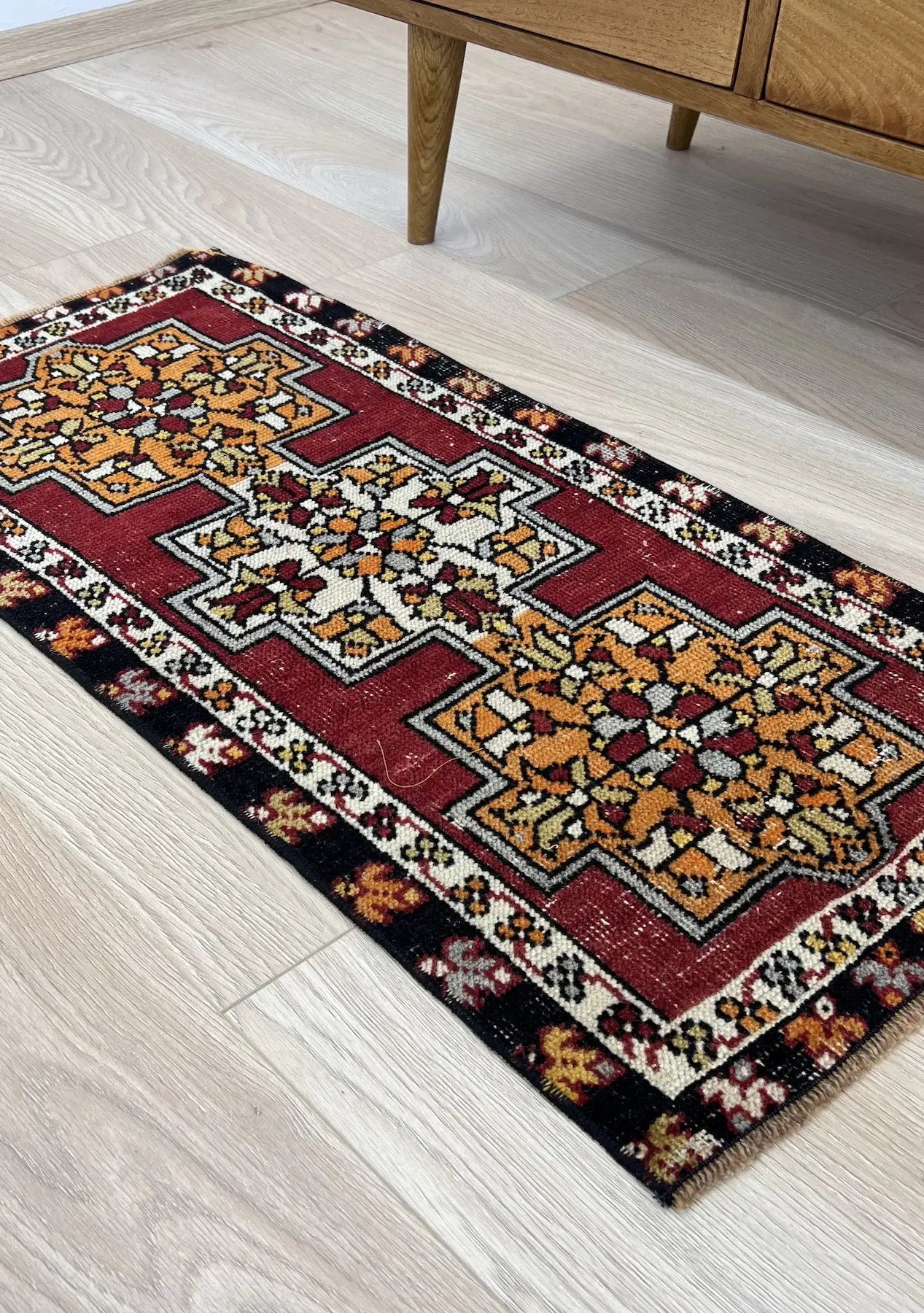 Izellah - Vintage Mini Red Area Rug - kudenrugs