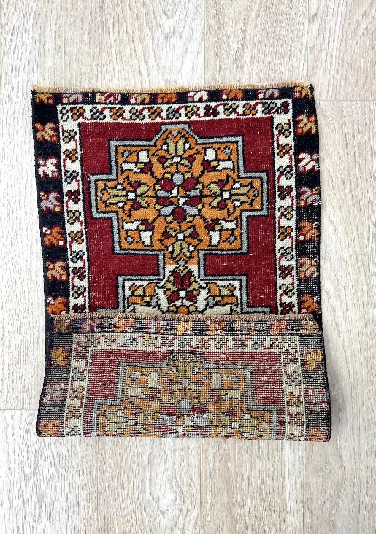 Izellah - Vintage Mini Red Area Rug - kudenrugs